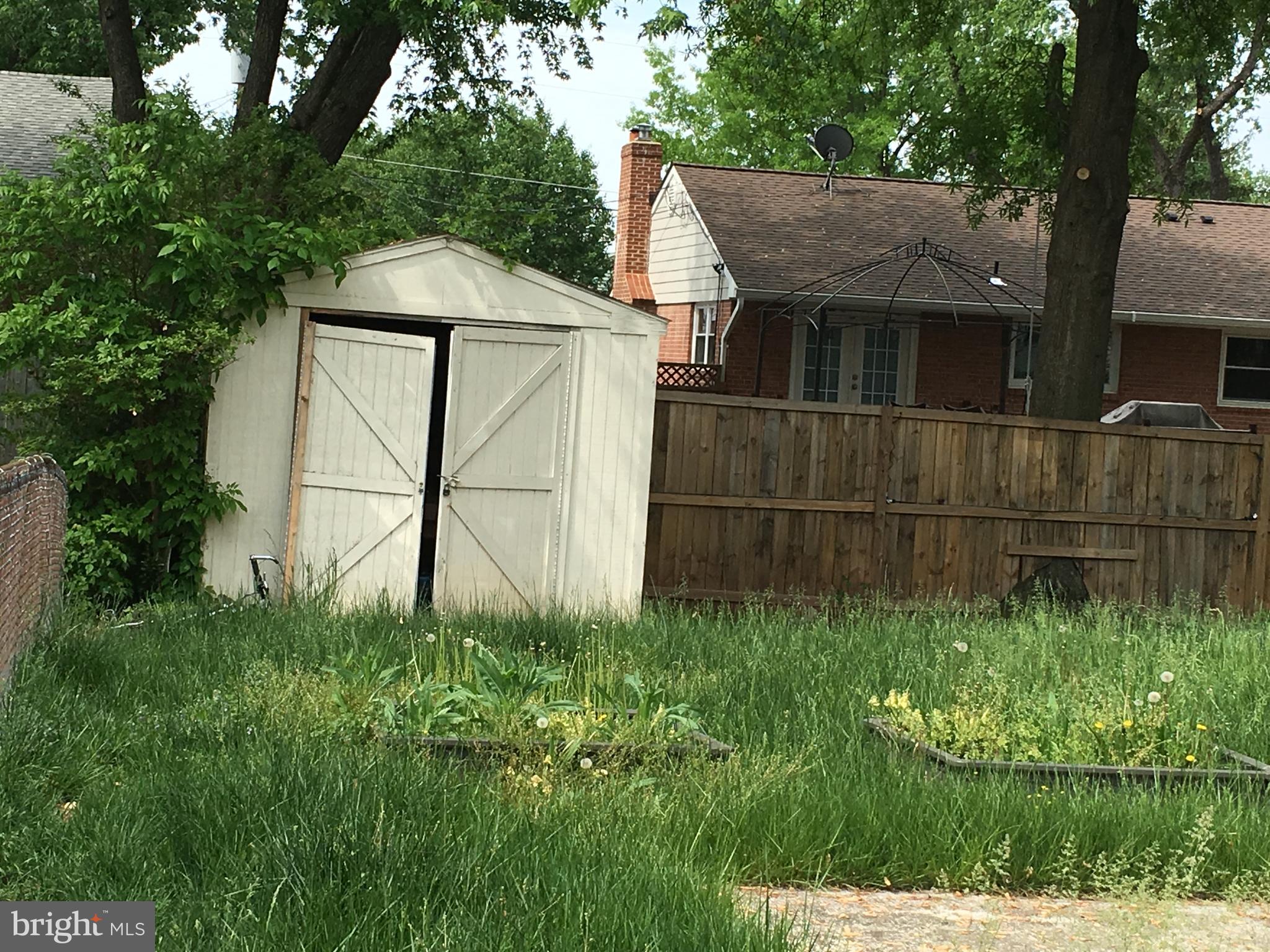 COUNTRY CLUB MANOR - Residential Lease