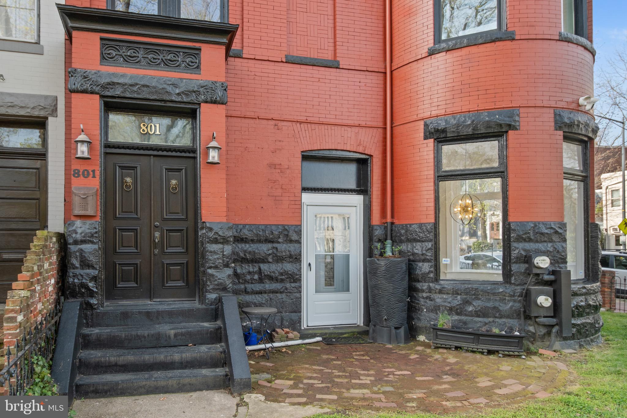 CAPITOL HILL - Commercial Sale