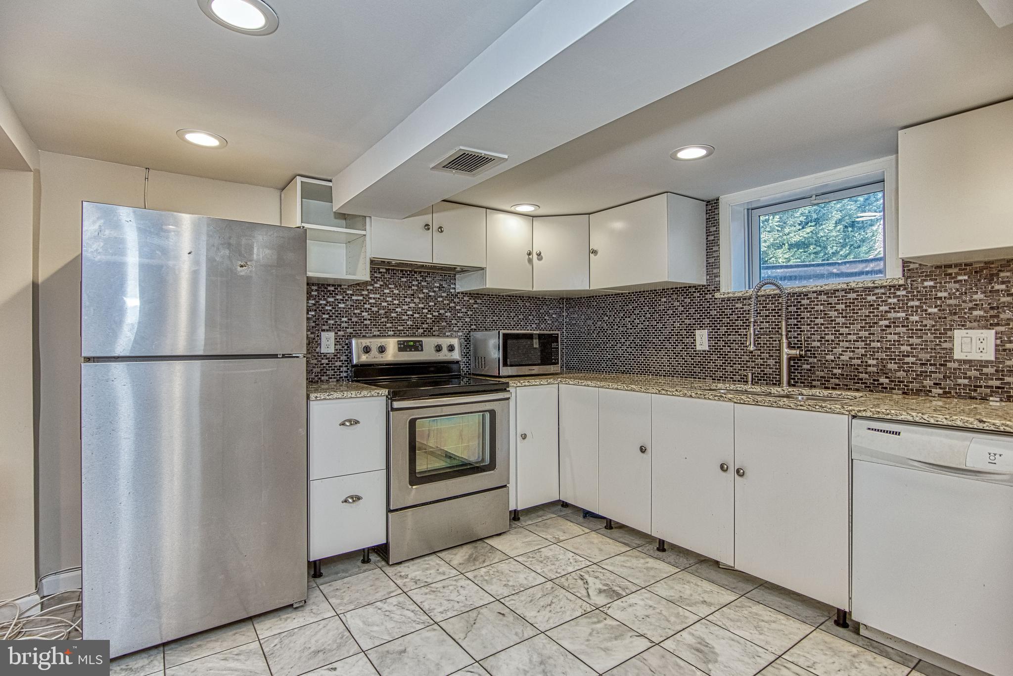 BROYHILL PARK - Residential Lease