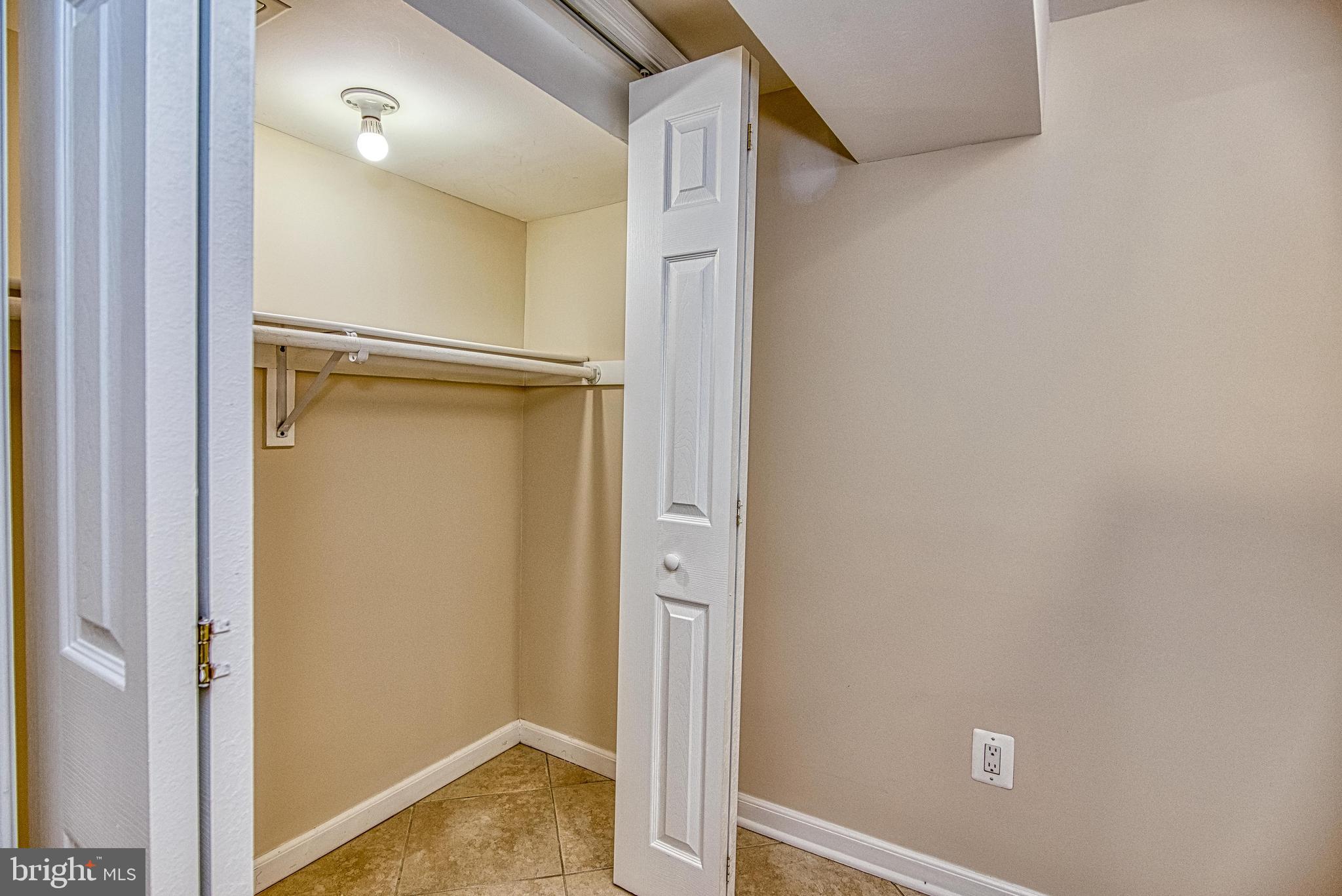 BROYHILL PARK - Residential Lease