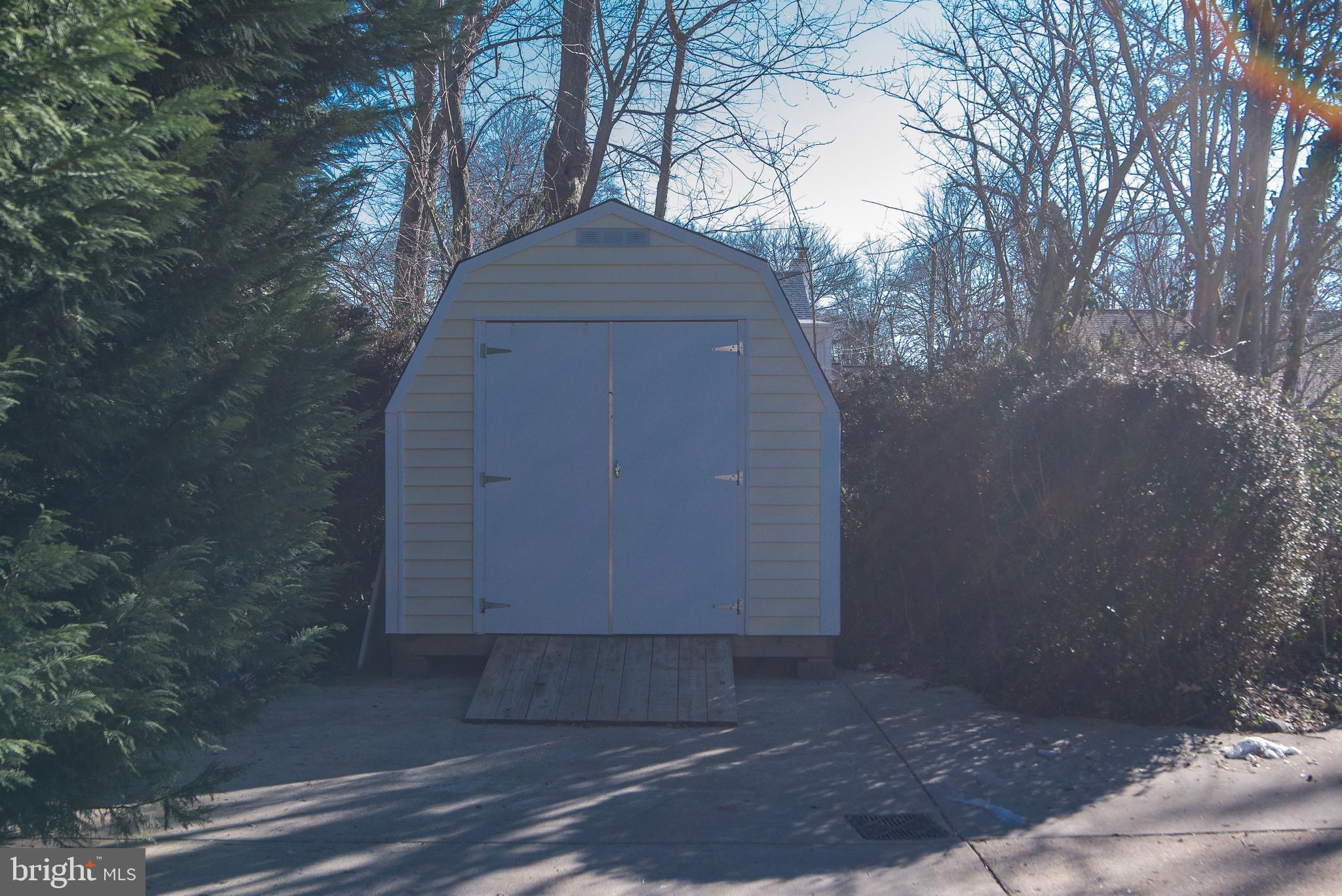 BROYHILL PARK - Residential Lease