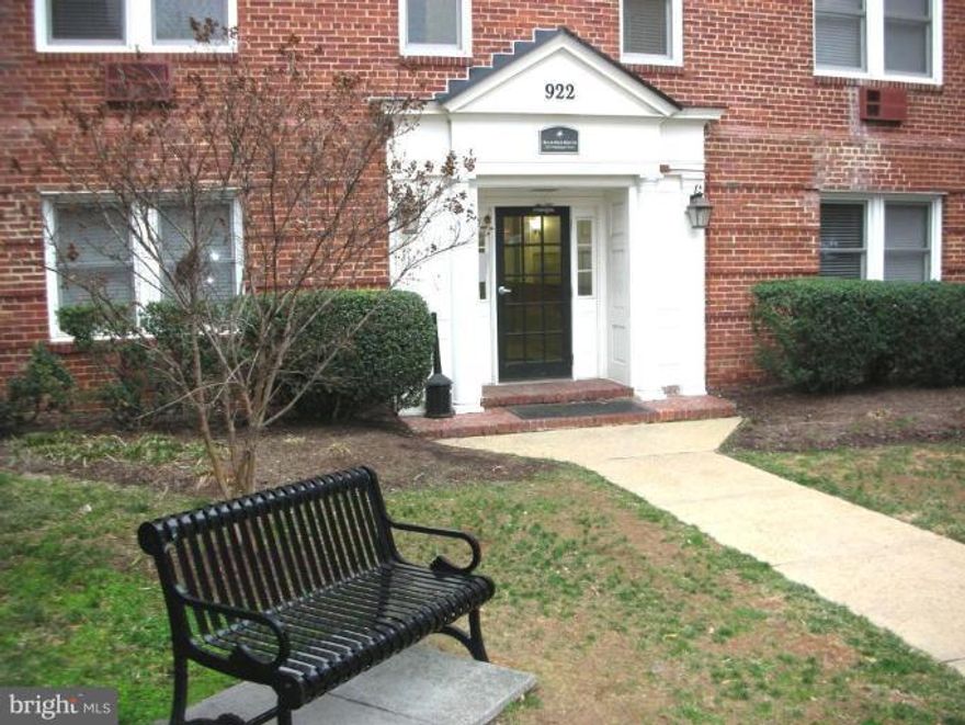 Nice studio in nice building close to restaurants and all  Old Town has to offer. Bike path and more. $1200 per month get you Old Town! This studio has a Murphy Bed also. Nice hardwoods. Gas cooking, stainless steel appliances. Common Laundry. $1200 deposit. Professionally managed also.