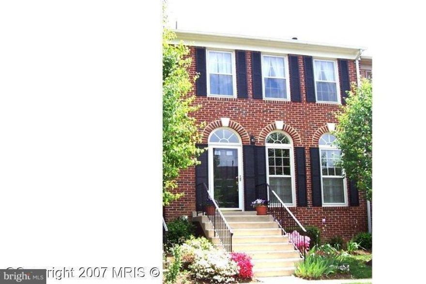 BEST RENTAL PROPERTY. IMMACULATE BRICK-FRONT TH IN KINGSTOWNE COMMUNITY..LIV ROOM W/PALADIAN WINDOWS & PLANTATION SHUTTERS..EAT-IN KIT W/OAK CABINETS..SEP DIN ROOM..WALK-OUT TO BRICK PATIO & FENCED YARD..NEW HARDWOODS ON MAIN LVL..2 MASTER BR'S W/VAULTED CEILINGS..MSTR BATH W/SKYLIGHT, SEP TUB/SHOWR & DBL SINKS + 2ND FULL BATH..HUGE REC RM  W/COZY GAS FP & RECESSED LIGHTING..NEUTRAL CARPET