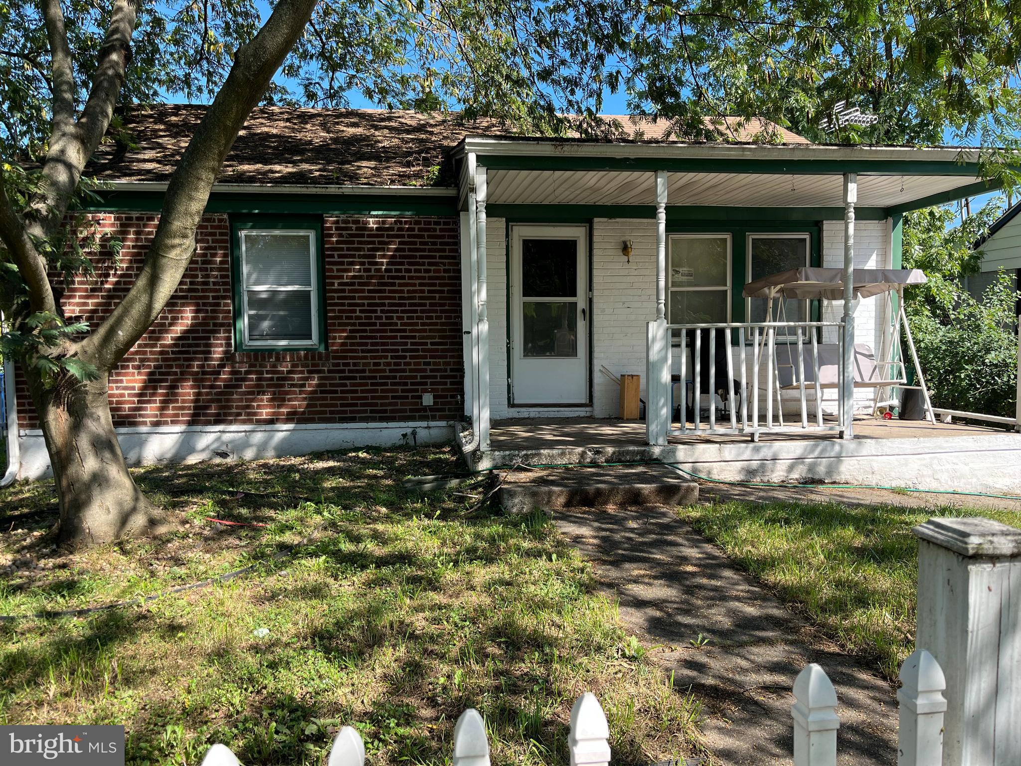 Opportunity knocks! 2 Bedroom 1 Bathroom Single home with rear yard in Levittown ! Bring your updating ideas and make this house your dream home or fabulous investment! Water Heater and Central Air have recently been replaced.
This home is being sold in "AS IS" condition.