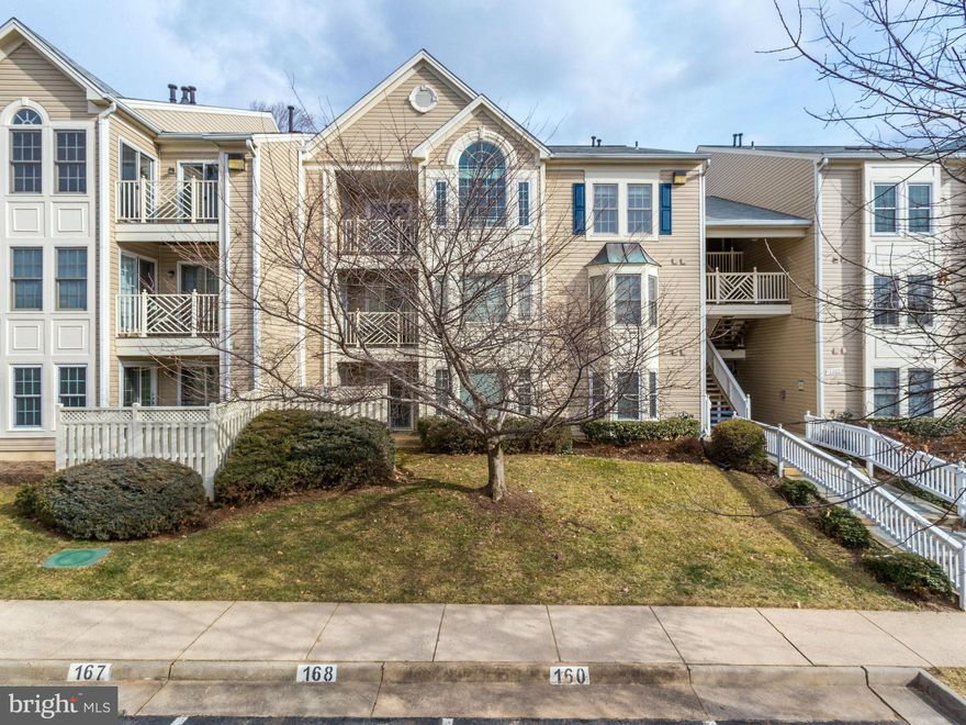 OPEN SUN 2/22 12:00-2:00RARELY AVAILABLE  top lvl luxury condo in the heart of Fairfax! 2 bdrm/ 3 full baths condo w/ Loft! Decorator Amenities: Crown Molding, Wainscoting, Chair Railing, Built-ins; Granite, Carpet, Paint, Appliances, Lights. Vaulted Ceilings, skylights & grand atrium windows, provide an abundance of natural light. Large walk-in closets & tons of storage! Easy access to 66, rt 50.