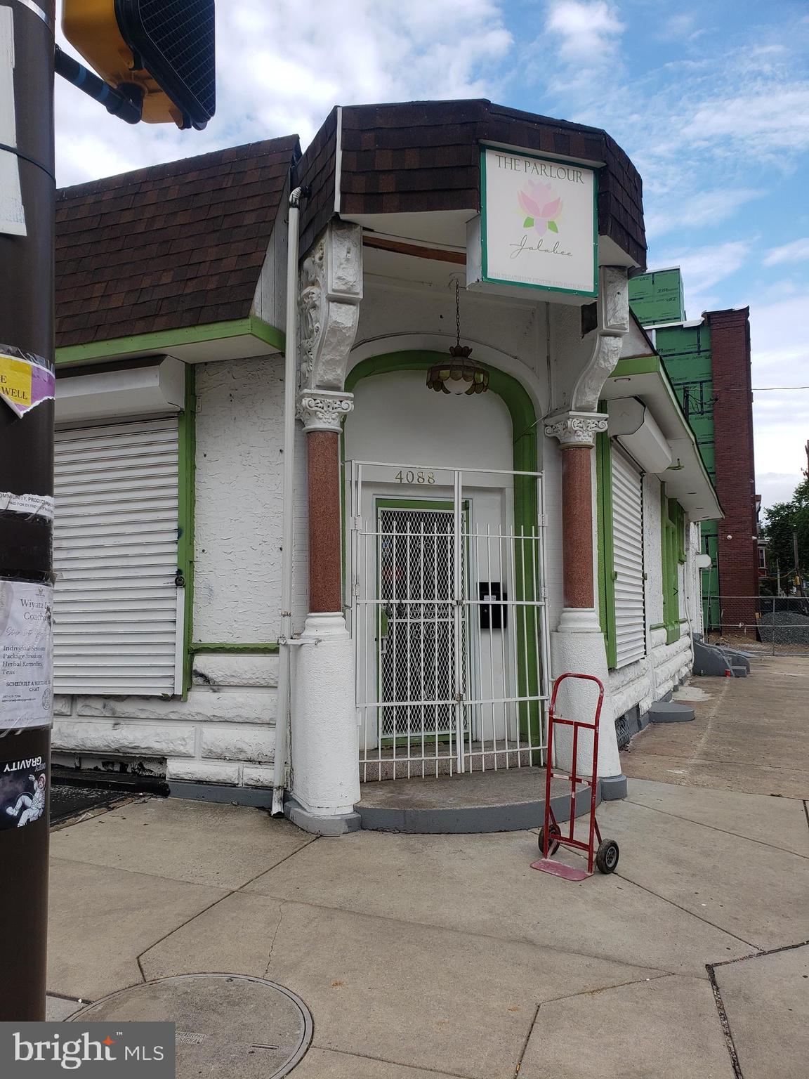 Main image without alt text