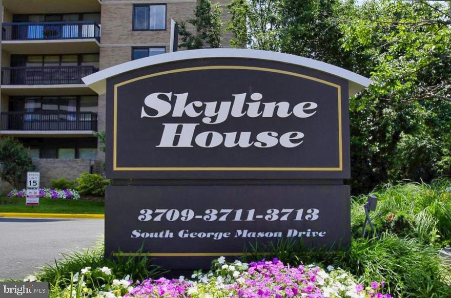 ON THE SUNNY SIDE * FRESH PAINT * NEW FLOORS IN LIVING ROOM/DINING ROOM, BEDROOM AND TWO WALKING CLOSETS *LARGE ONE BEDROOM ONT HE 16th FLOOR * PARKING SPACE #196W ON THE "C"LEVEL * BUILT N 1979, NO LEAD PAINT *