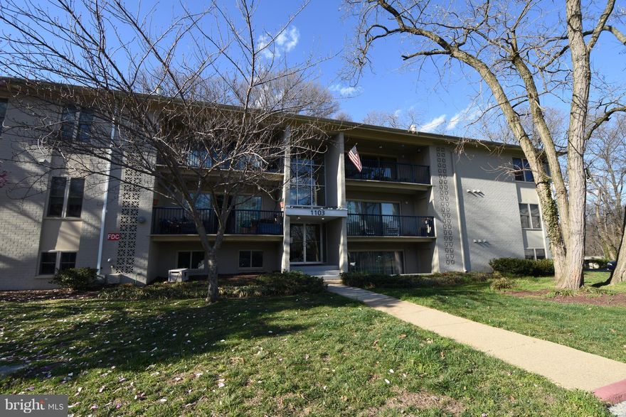 Fantastic water-oriented condo in Annapolis! New neutral wall-to-wall carpet & fresh paint, granite counter 42" cabinets.Close to park, tennis cts, ballfields, & playgrds. Water taxi stop; minutes from downtown Intercom  door opening system Community amenities include pool, clubhouse, private gated waterfront lawn with pier boat slips kayaks & canoe storage extra fees