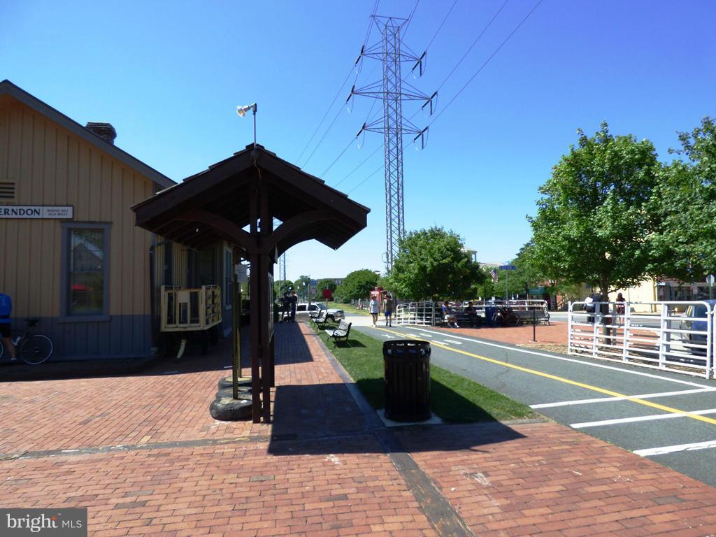 OLDE SALEM VILLAGE - Residential Lease