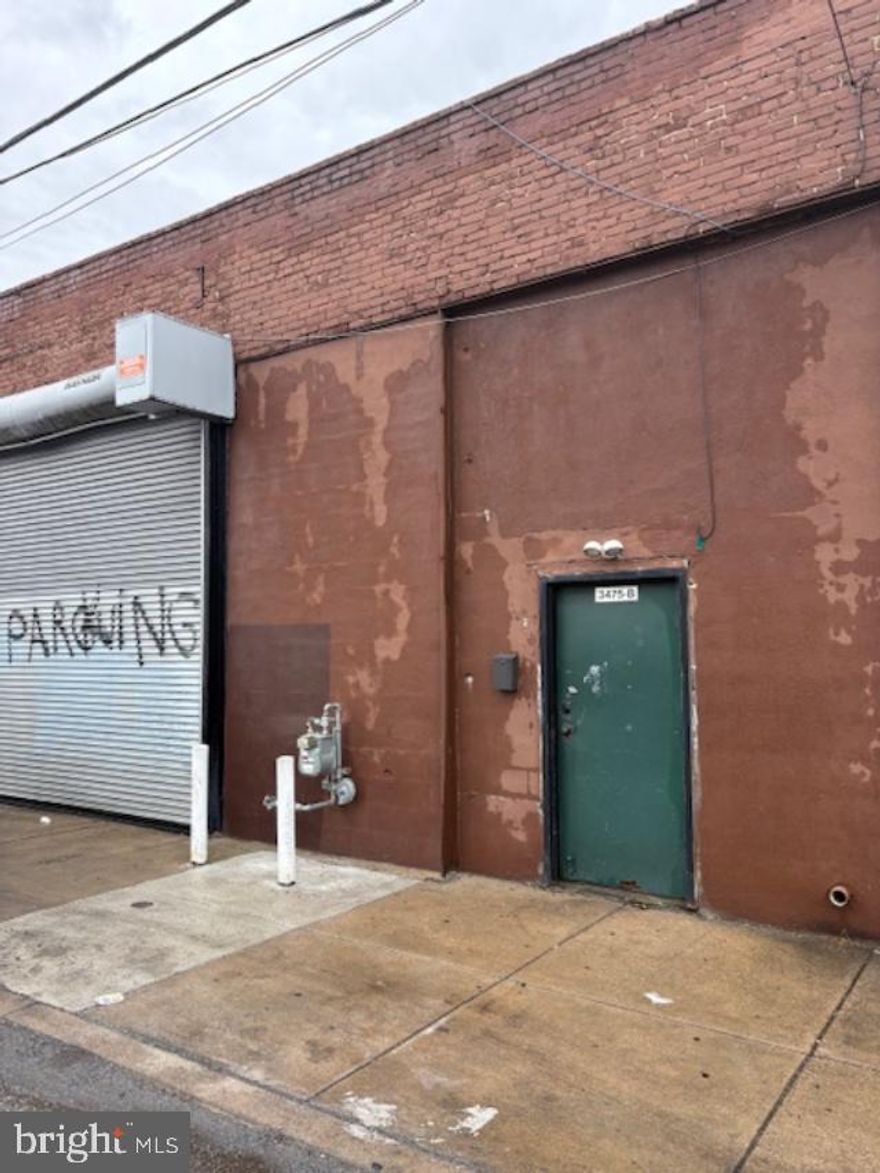 Great space for personal use or rental.  Flex/garage unit for sale in the Tioga Docks, and industrial condominium in the Port Richmond/Harrowgate neighborhood. 5 min from 1-95 on ramp exit 25, and the Betsy Ross Bridge.  Zoned I-2 "Medium Industrial" with a wide range of by-right uses. Call to see this great space.