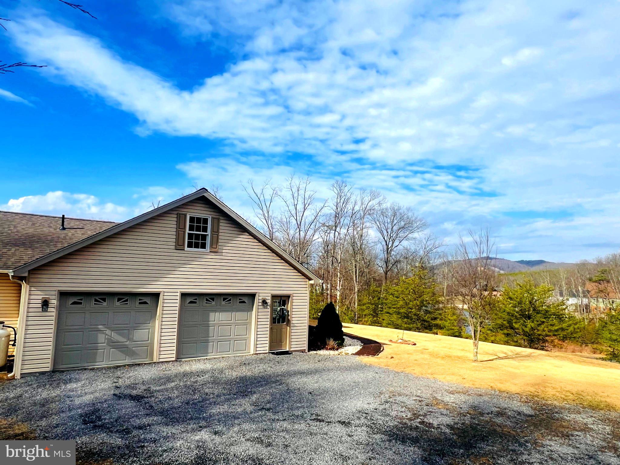 956 S LAKEWOOD DRIVE