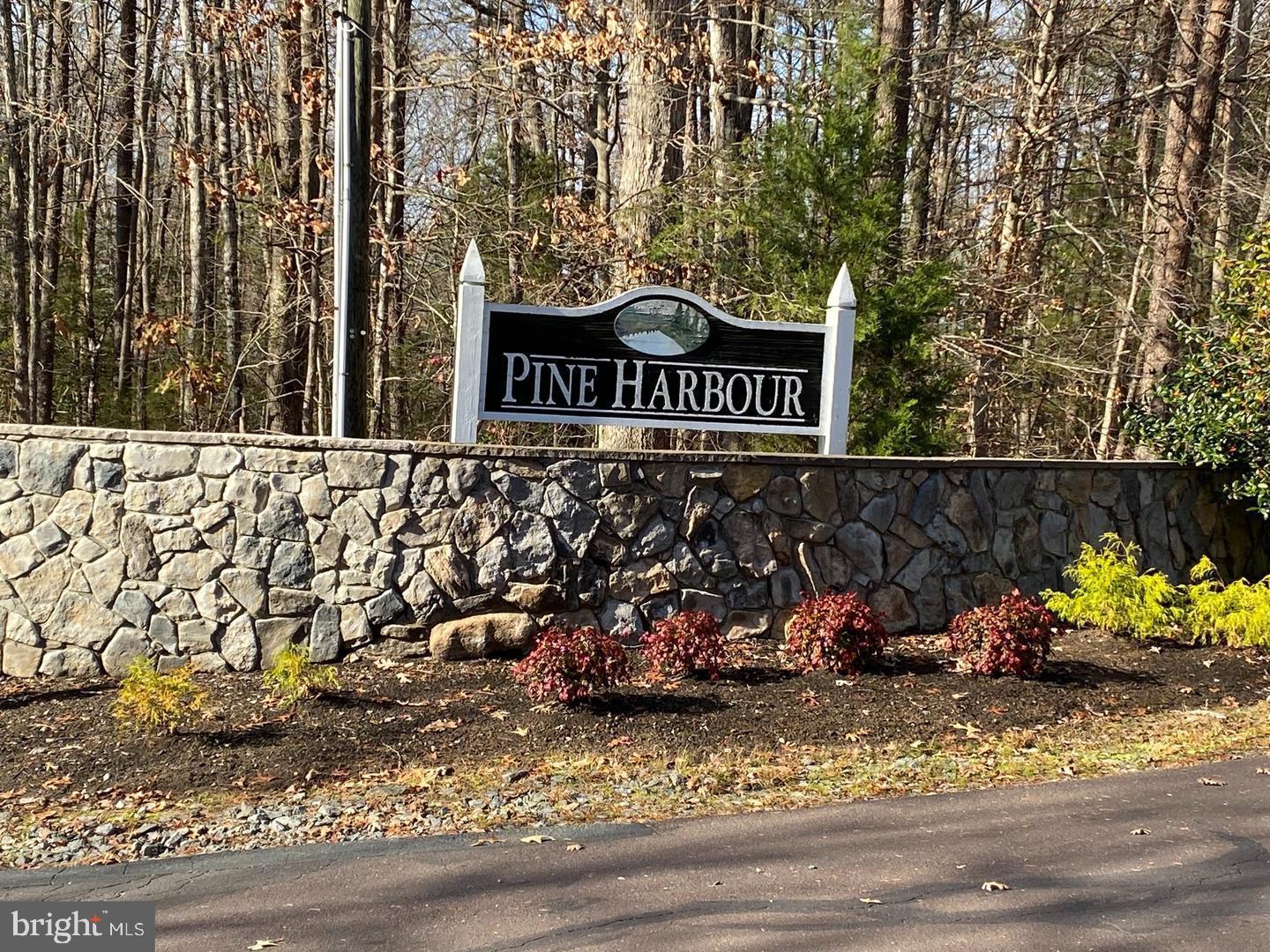 PINE HARBOUR - Land