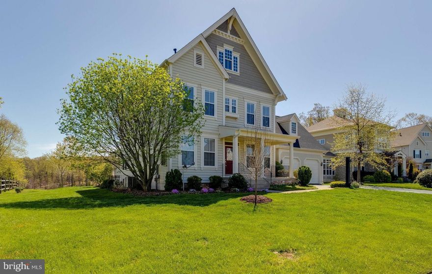 INCREDIBLE home on CUL-DE-SAC backing to POND! Open floor plan w/HDWDs! GOURMET KIT w/GRANITE('18), S/S applis('18), ample 42" cabs & tile floor open to Breakfast & Family Rms!  Family Rm w/BUILT-INS & gas FP! Master BR Retreat w/WATER VIEWS, cathedral clg, W/I closet & Master BA! UPDATES GALORE: new carpet in BRs, fresh paint, HVAC units('17), roof('17) & more! Large covered DECK w/views of pond!