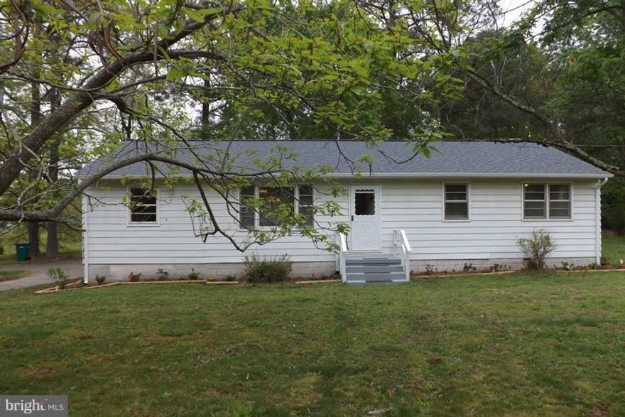 Wonderful remodeled rambler with new kitchen and hardwood floors throughout.  Quiet lot on dead end street, backs to woods. Home has large bedrooms and two large family areas, plus nice deck out back. Pets case by case.