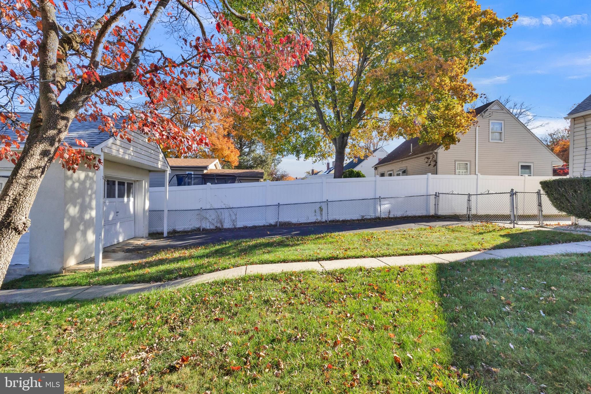 MAPLE SHADE - Residential