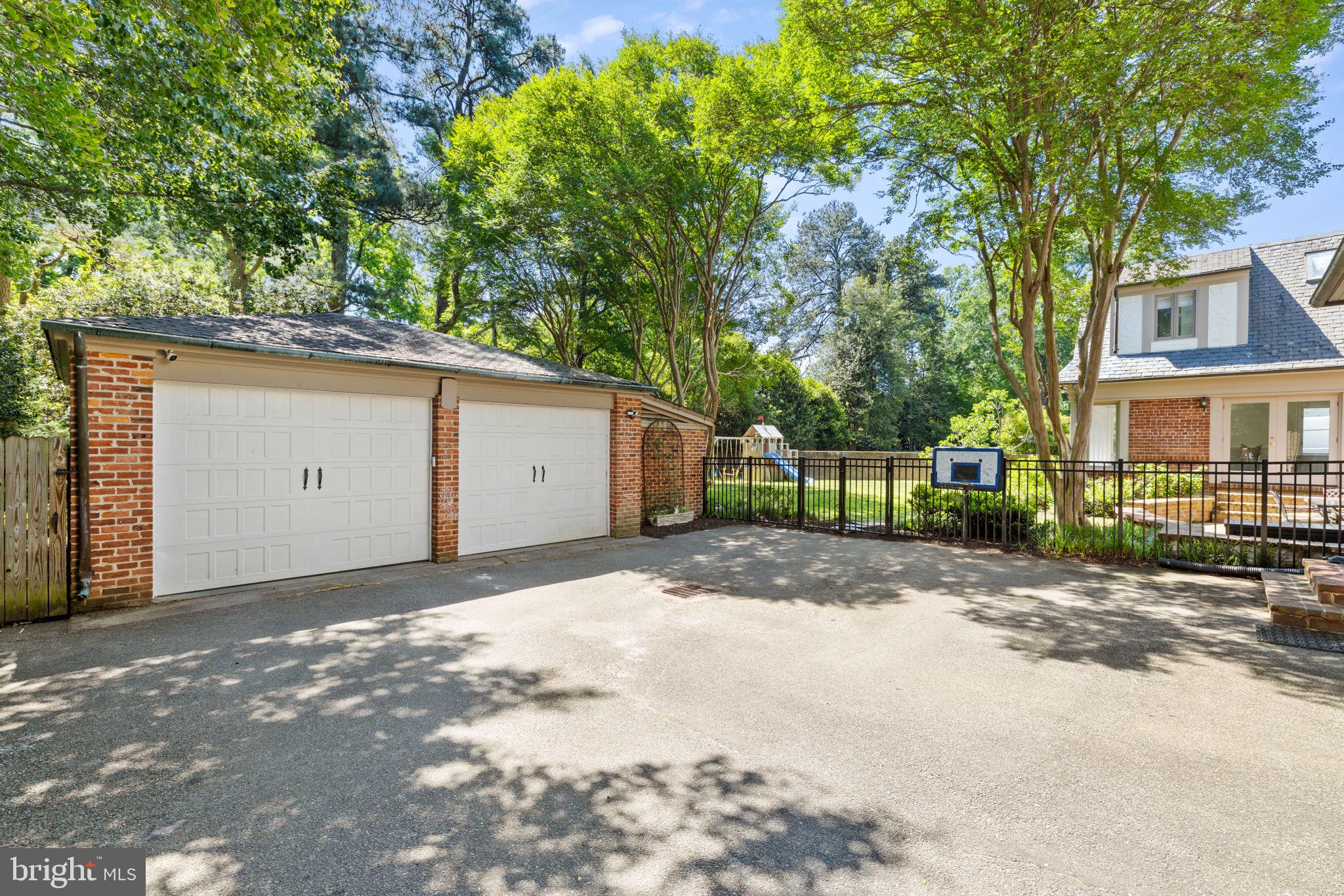 STONEWALL COURT - Residential