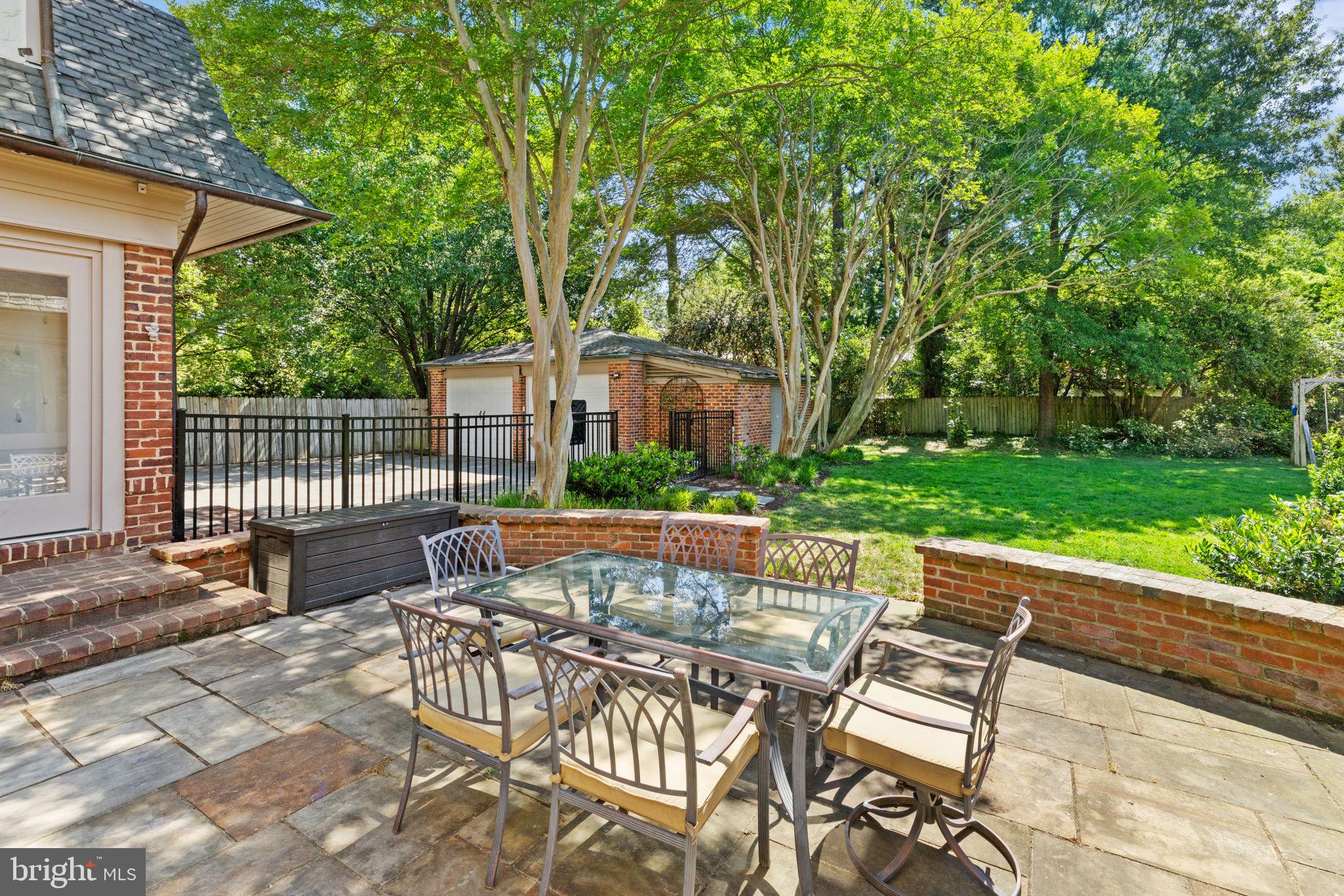 STONEWALL COURT - Residential
