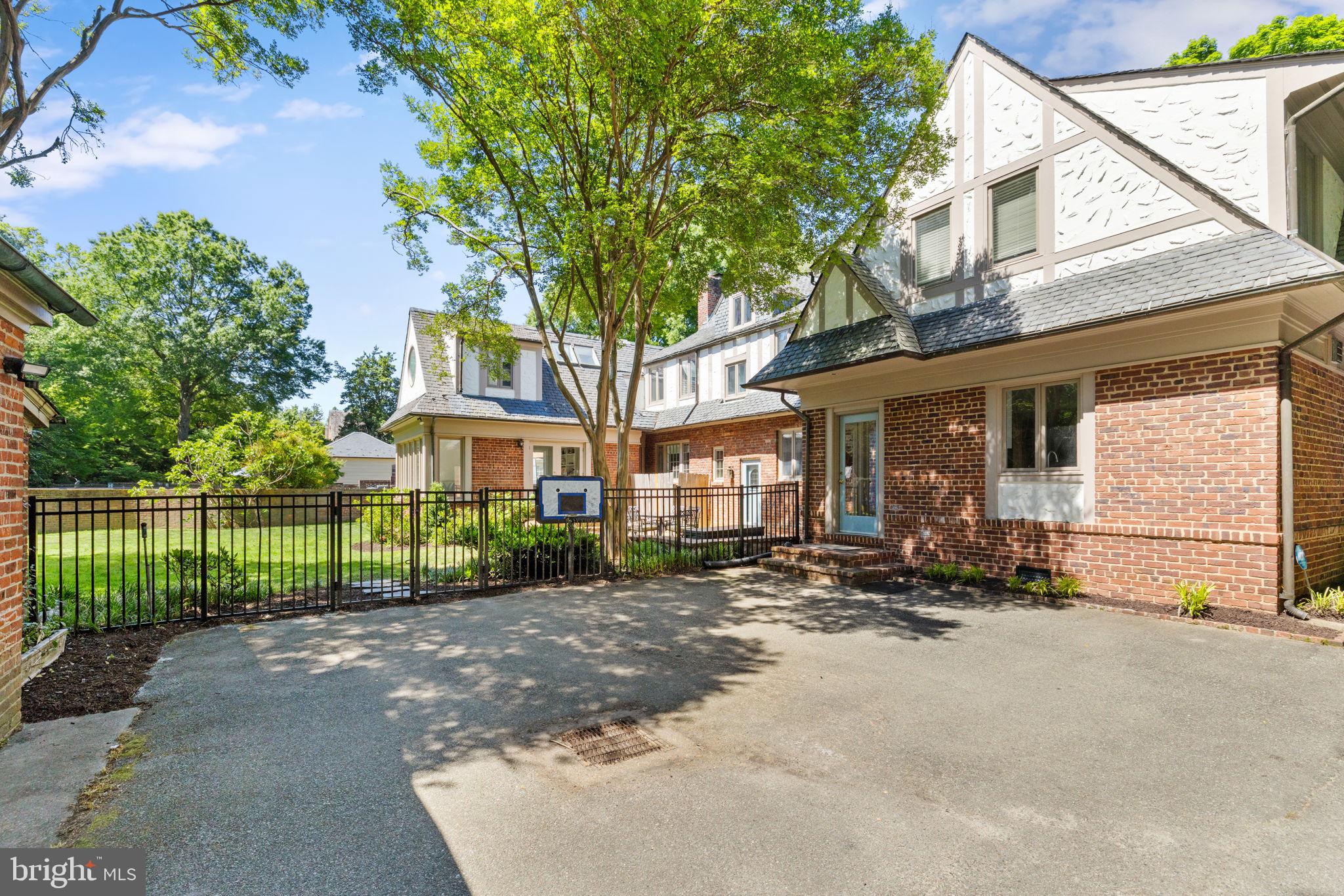 STONEWALL COURT - Residential