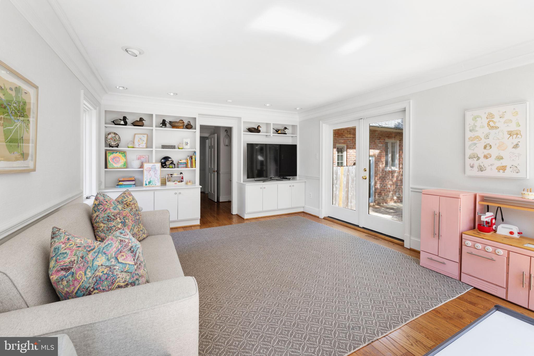 STONEWALL COURT - Residential