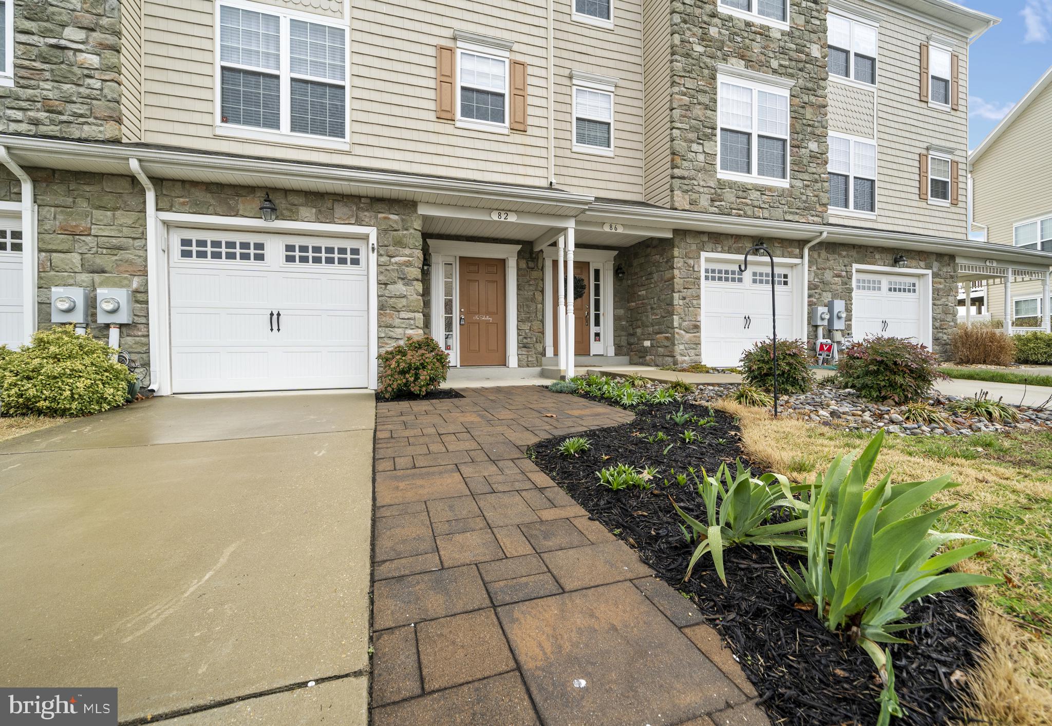 82 BACKSTRETCH WAY