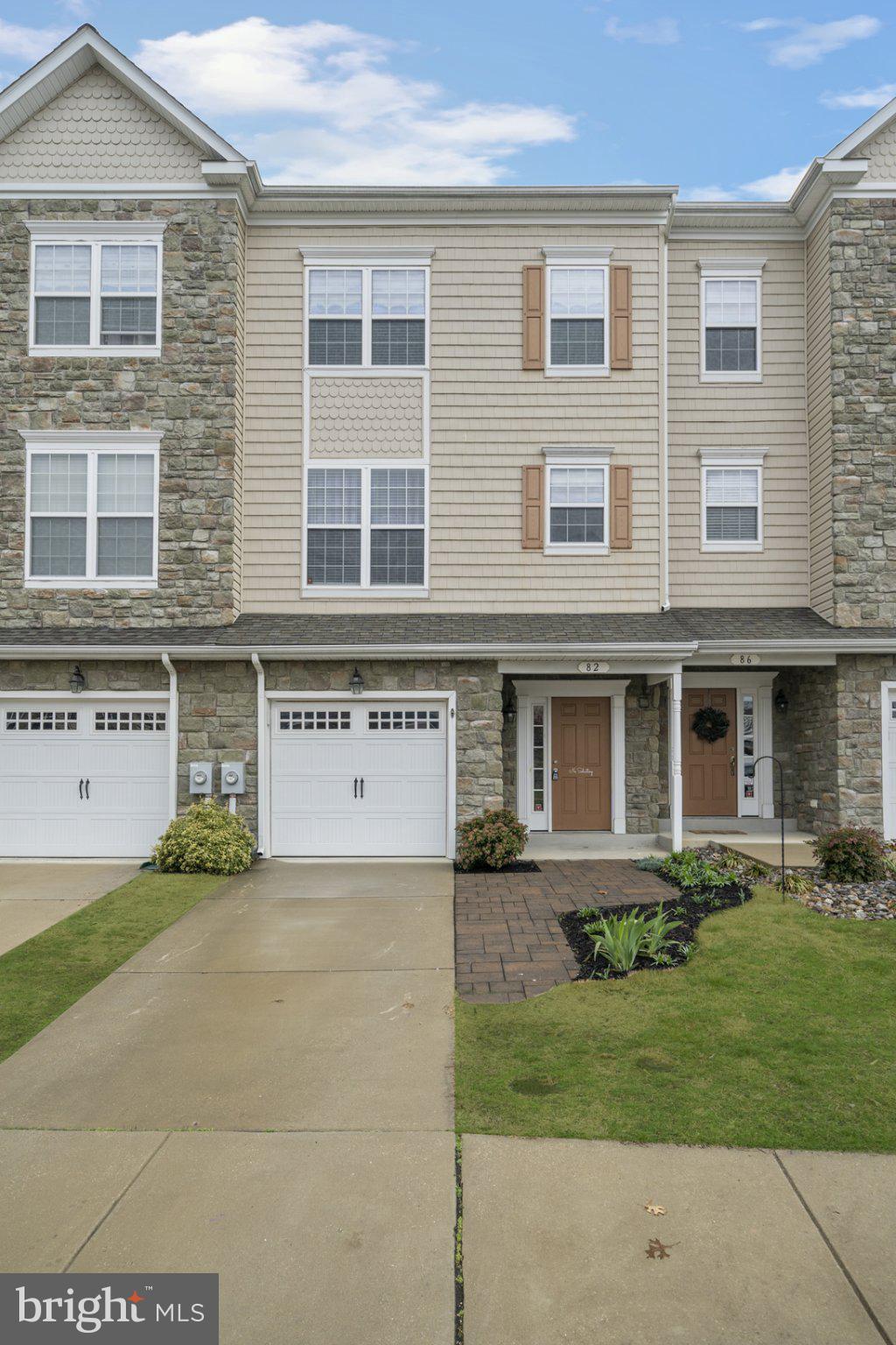 82 BACKSTRETCH WAY