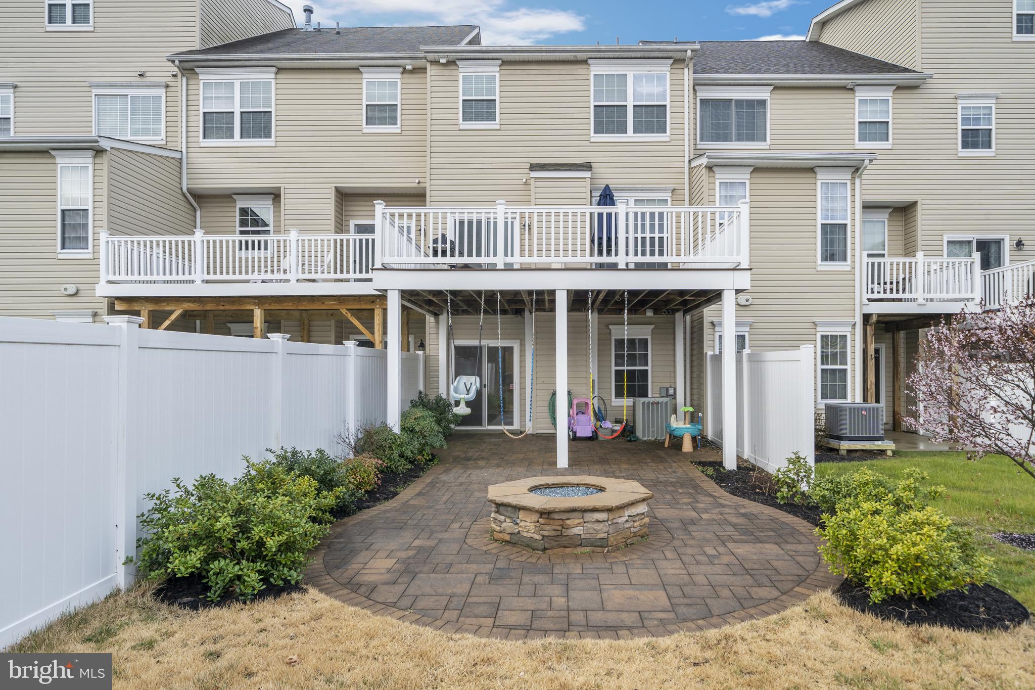 82 BACKSTRETCH WAY