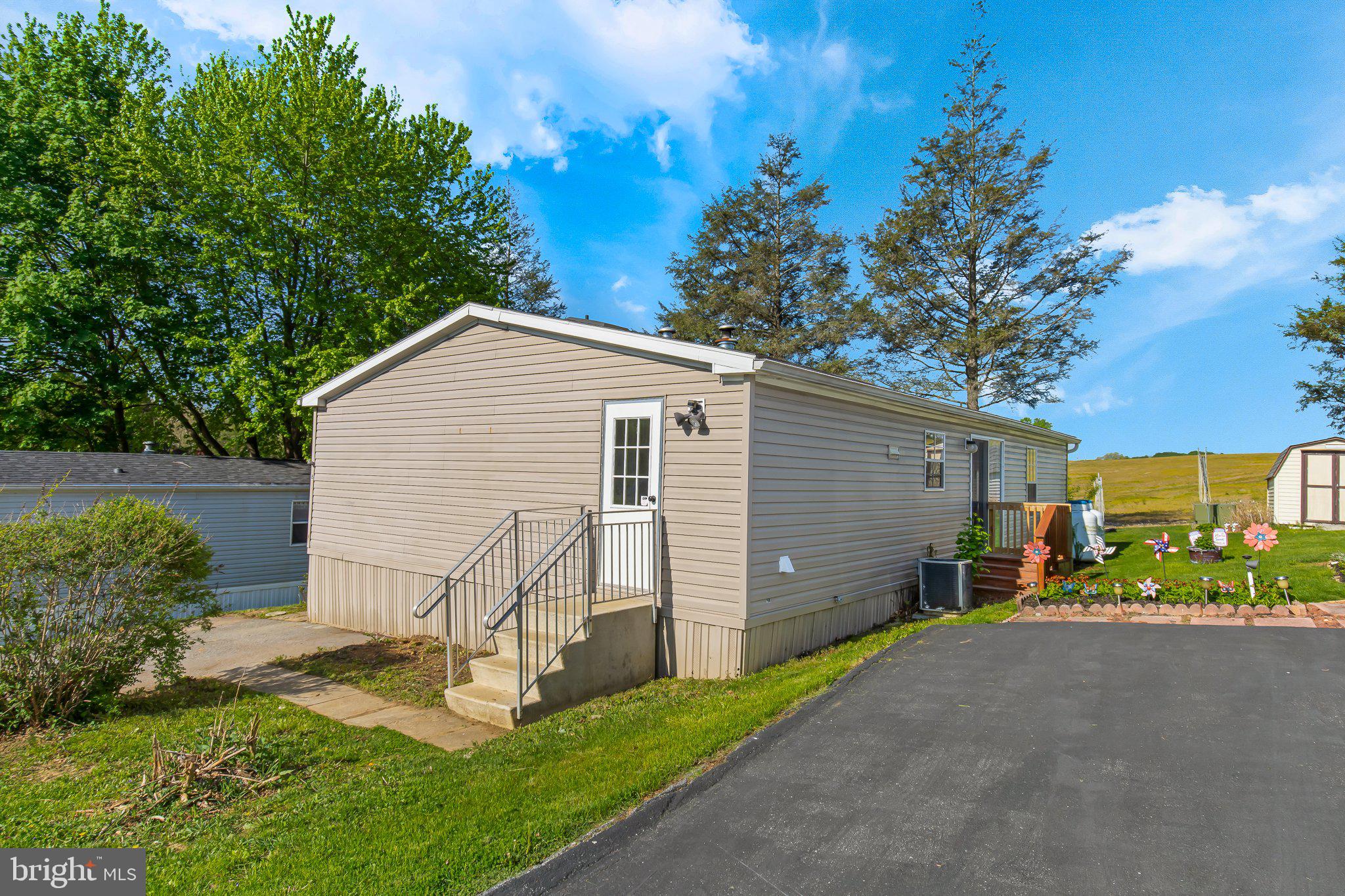 8 ASHTON DR