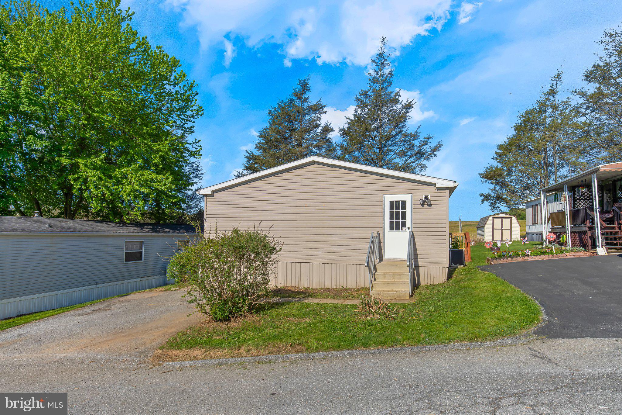 8 ASHTON DR