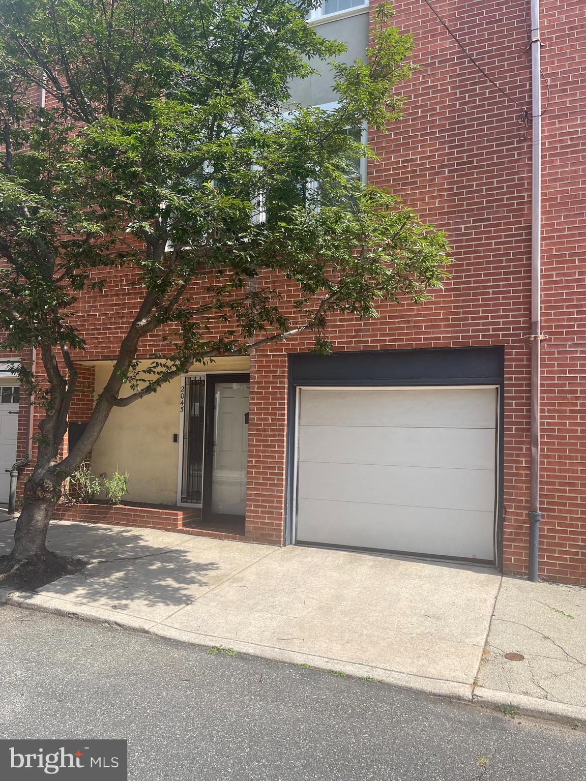 Charming 3 bedroom, 2.5 bathrooms townhouse with attached garage parking is located on a quiet tree lined street in the Historic Spring Garden/Art Museum neighborhood.
It’s a short walk to vibrant Fairmount Avenue where you’ll find local cafes, restaurants, local shops and amazing museums like The Barnes, Philadelphia Museum of Art, The Rodin and even Eastern State Penitentiary.
The main entryway has tile flooring, a spacious coat closet, inside access to the garage, powder room, laundry, mechanicals and access to a private brick garden patio for entertaining.
The main living area is bright and open, with large windows facing south for great sunlight and a cozy wood burning fireplace. The dining area connects easily to the kitchen and living room.
The chef's kitchen has stainless steel appliances and wood cabinets.
The third level offers two bedrooms plus a hallway bathroom.
The top floor has the main suite with its own bathroom, double closets and a private terrace with
skyline views.
Easy access to major universities, hospitals, Center City and public transportation.