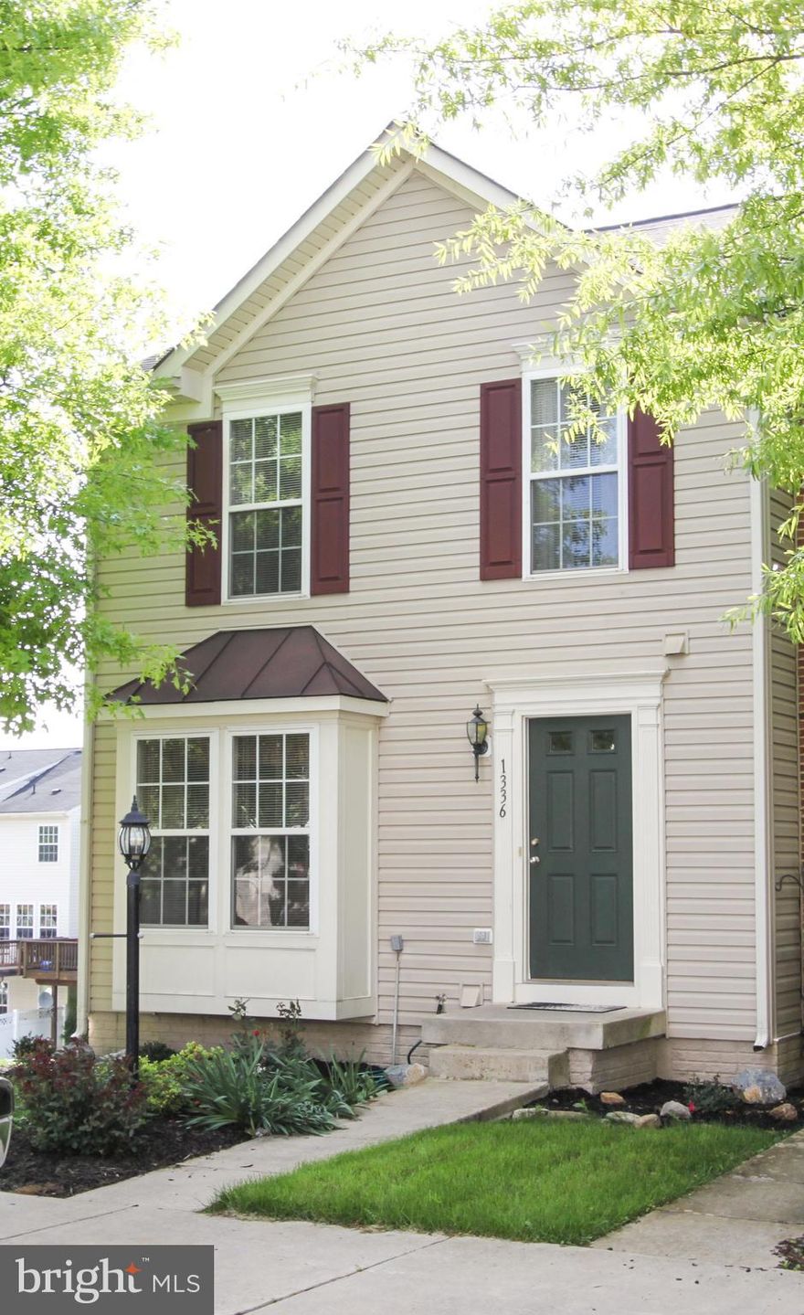 3 bedrooms, 2.5 bath. Large open floor plan. Main level features hardwood floors throughout. Kitchen includes upgraded cabinets, a kitchen island and a bumpout off the kitchen. Cozy deck off of the kitchen offers mountain views perfect for a relaxing evening. Master bedroom features a walk-in closet and private bath. Finished basement offers access to the fully fenced in backyard. Pets are ok on a case by case basis. EHO