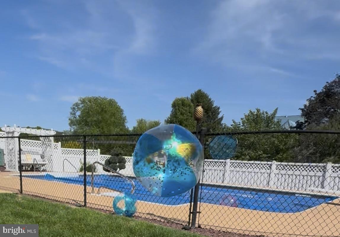 WHISPERING HILLS - Residential