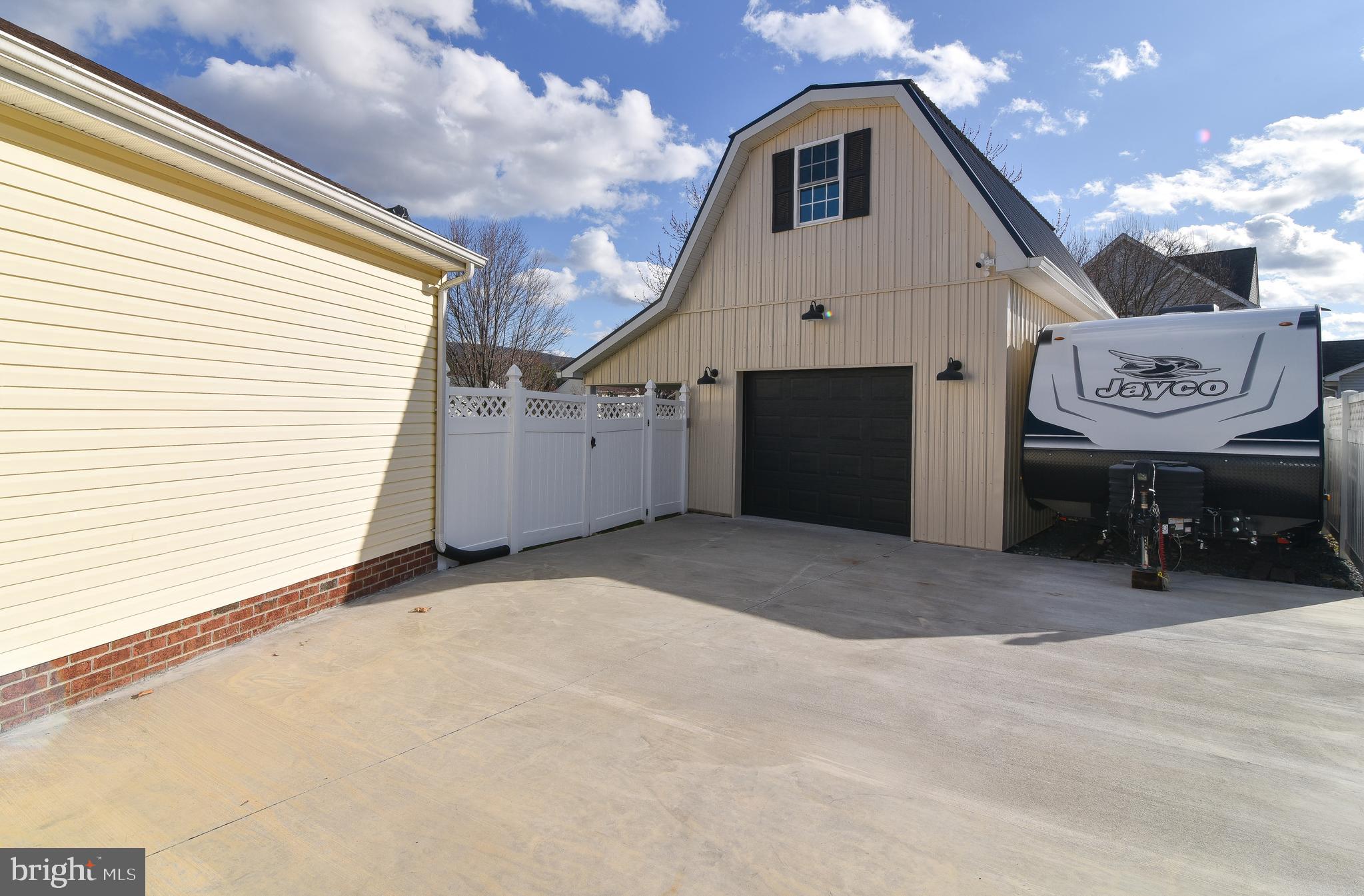 WHISPERING HILLS - Residential