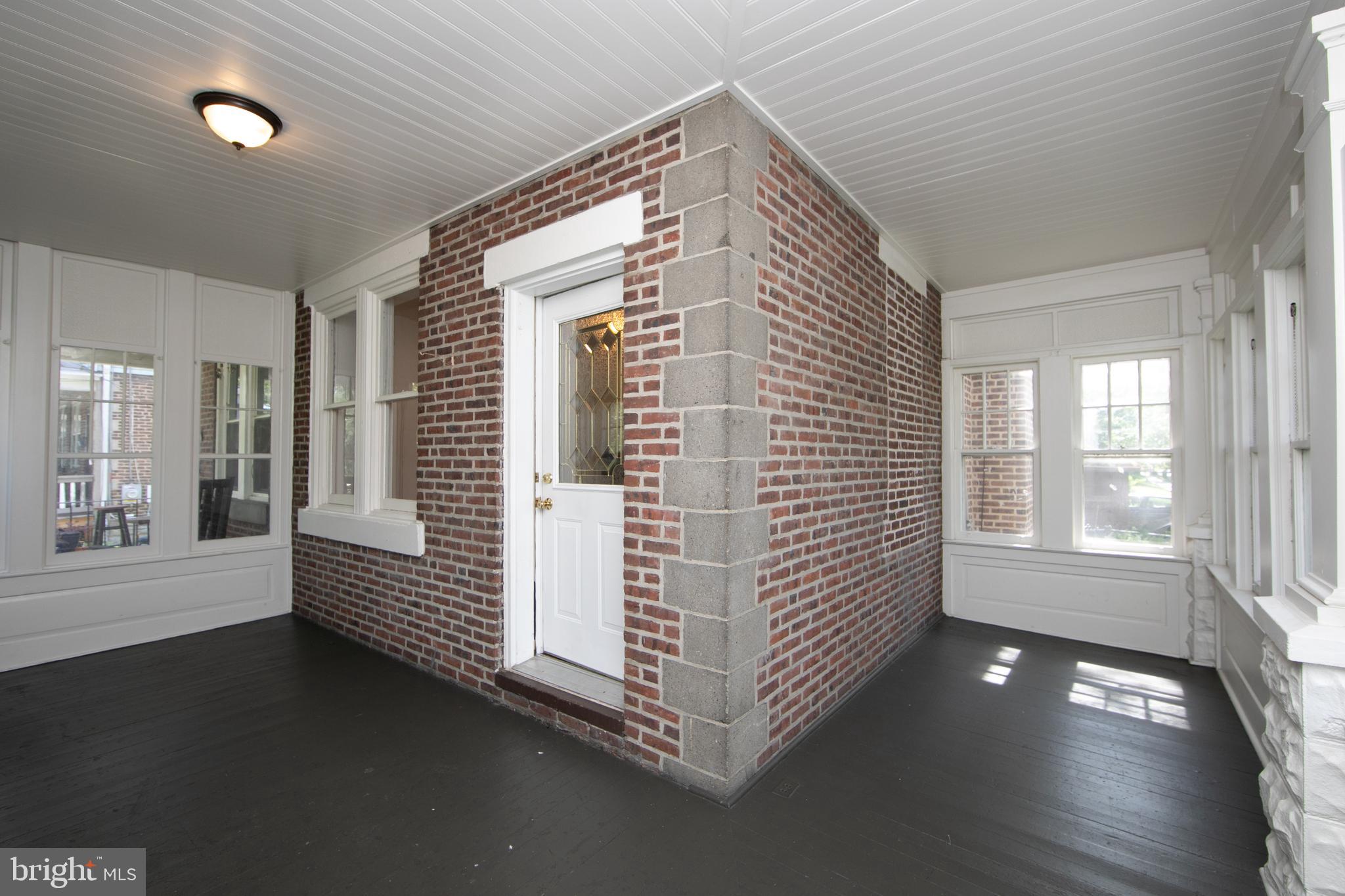 DOWNTOWN - Residential Lease