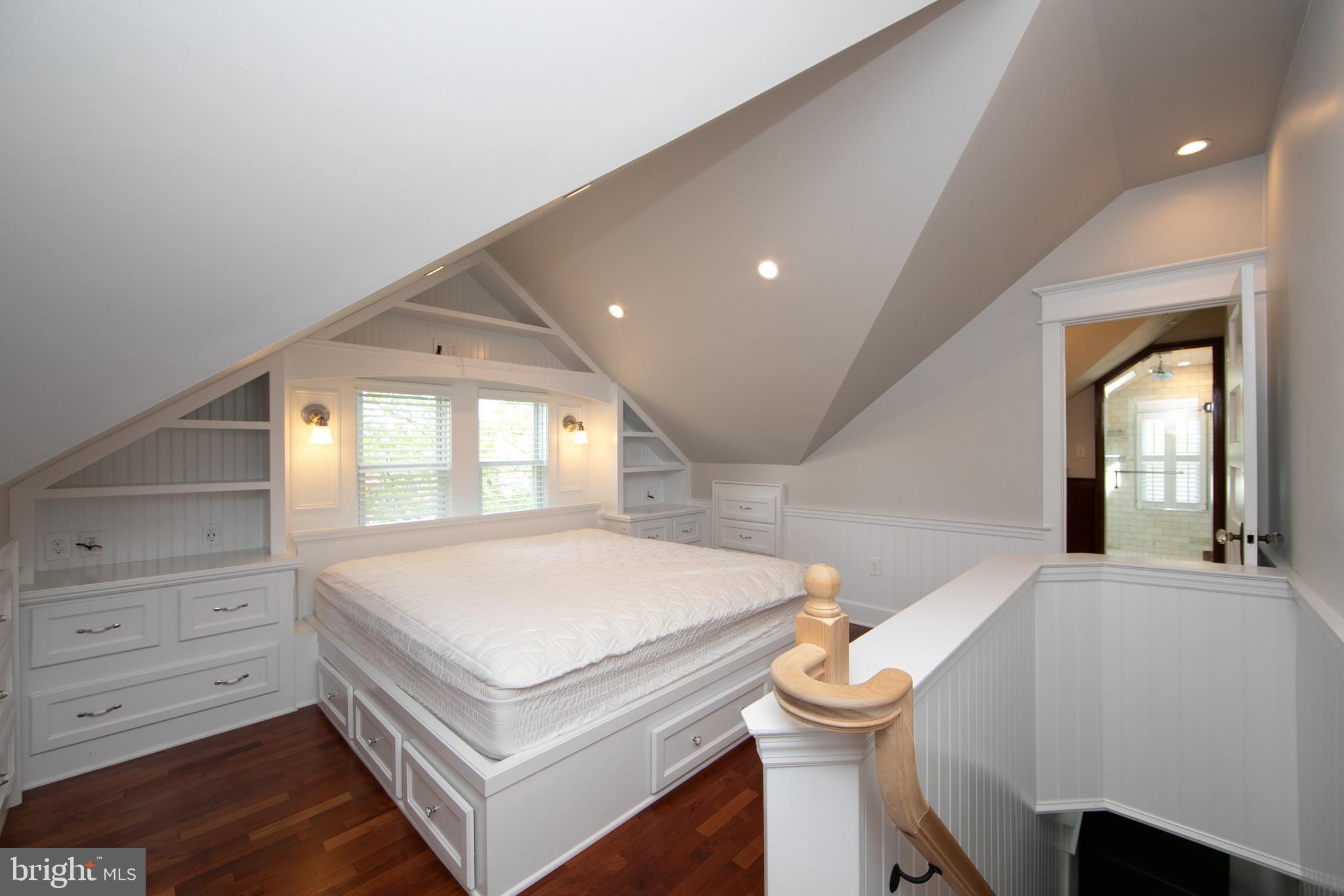 DOWNTOWN - Residential Lease