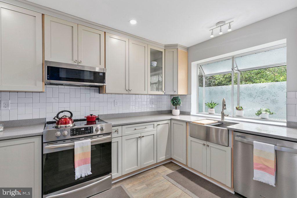 WOODLAND HILLS - Residential