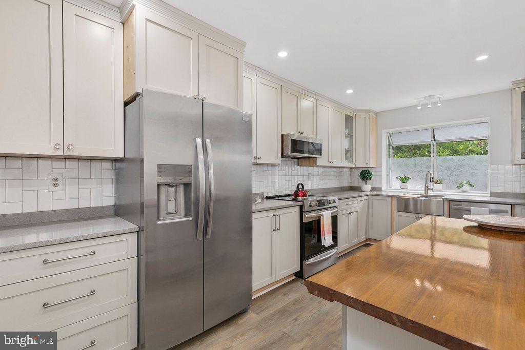 WOODLAND HILLS - Residential