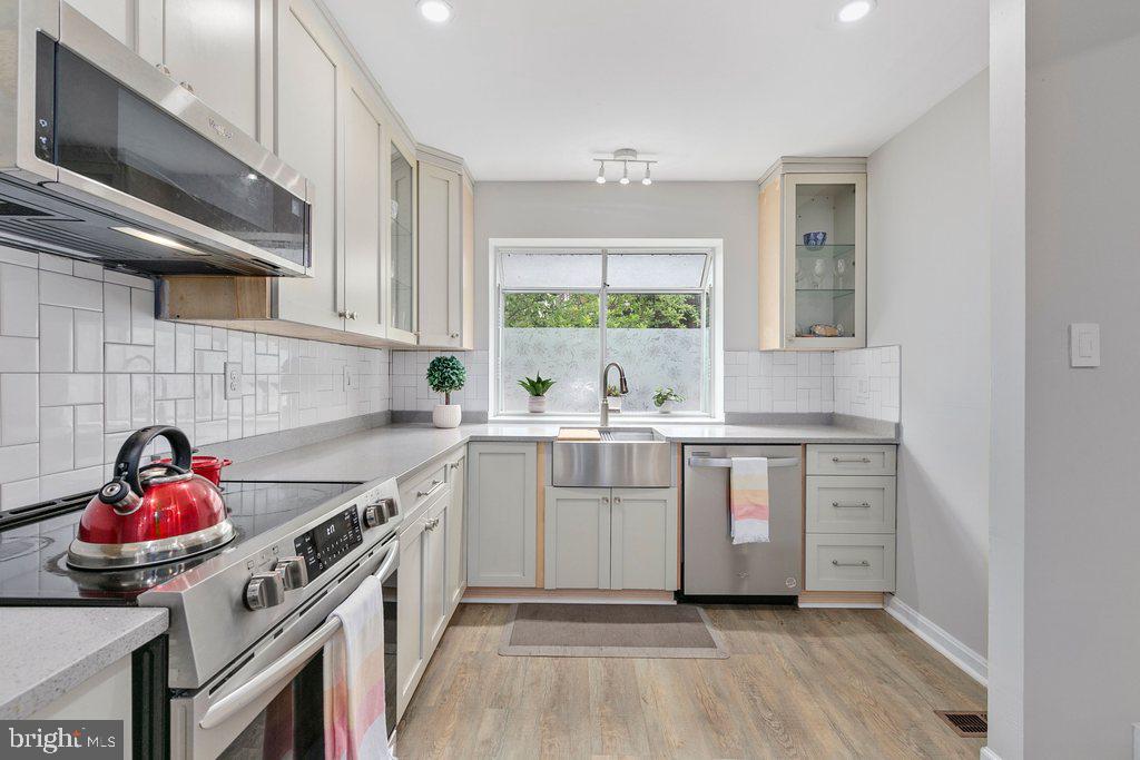 WOODLAND HILLS - Residential