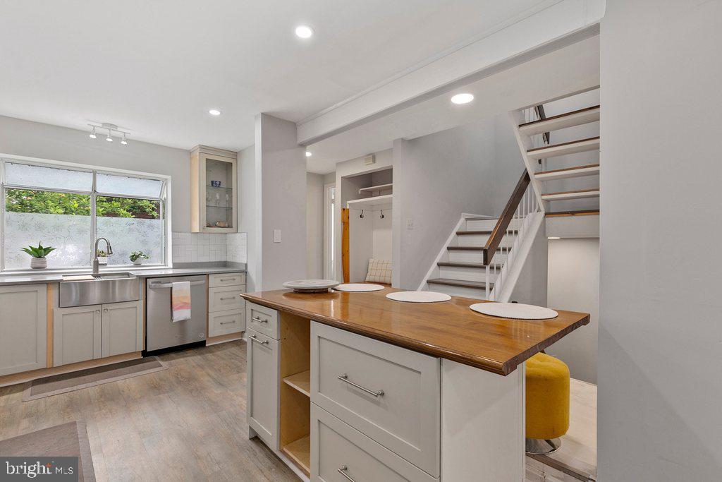 WOODLAND HILLS - Residential