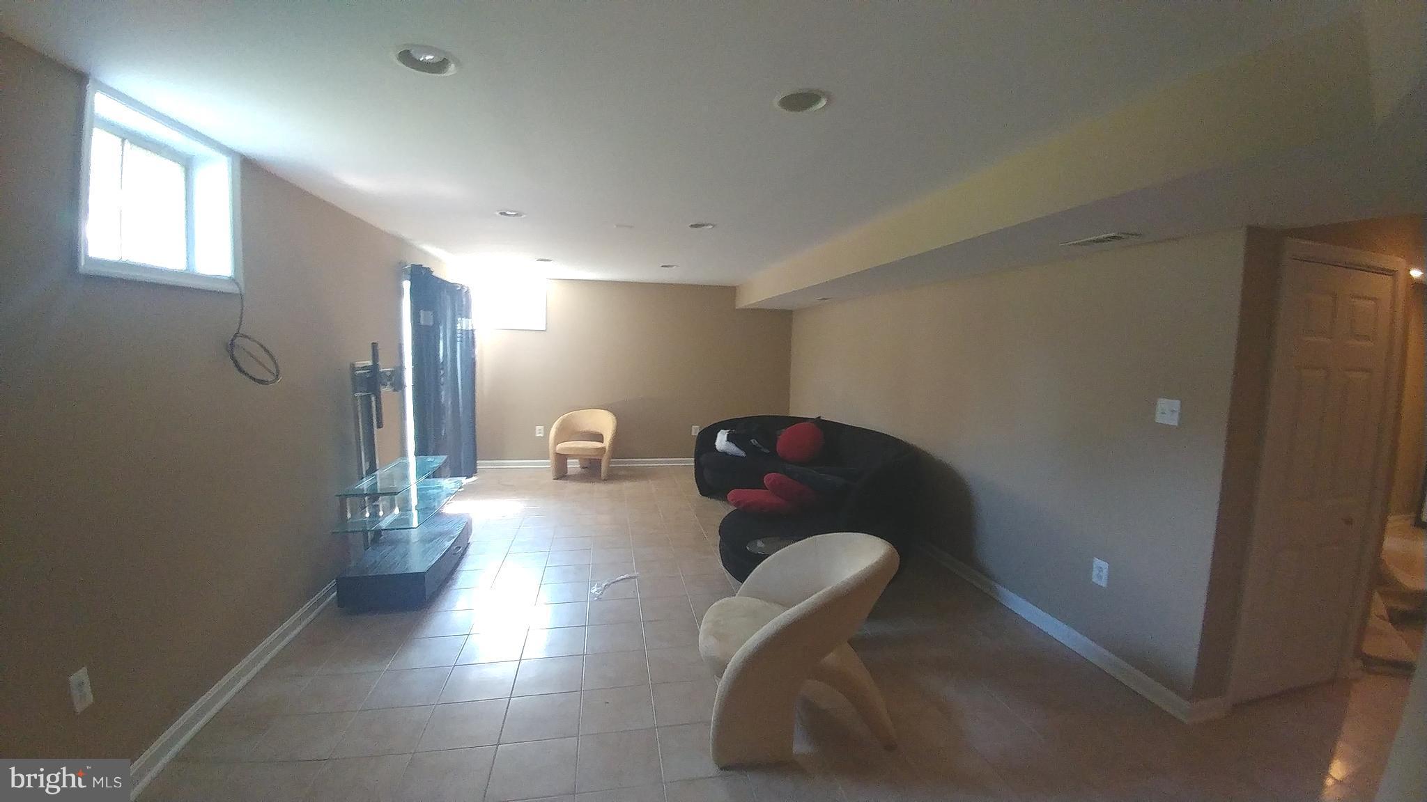 ROYAL OAKS - Residential Lease