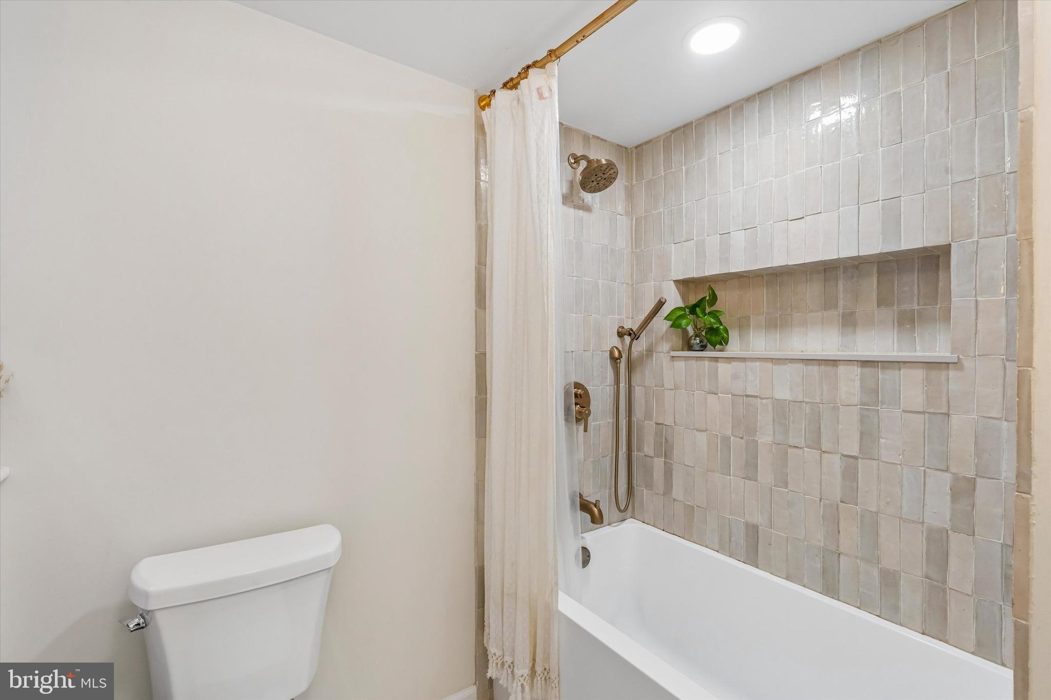 DICKINSON NARROWS - Residential