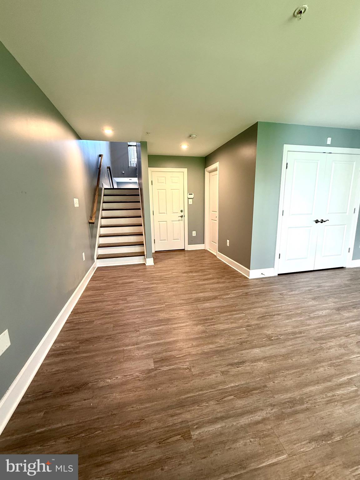 CAPITAL COURT - Residential