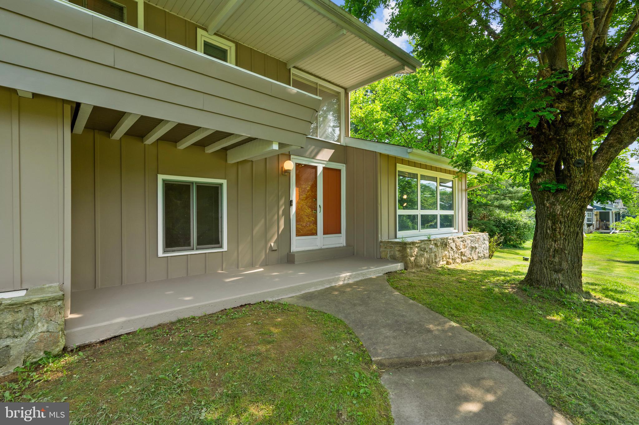 41 S SOUTHWOODS LANE