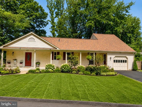 Photo of 8531 West Oak Pl, VIENNA, VA 22182 (MLS # VAFX2320640)