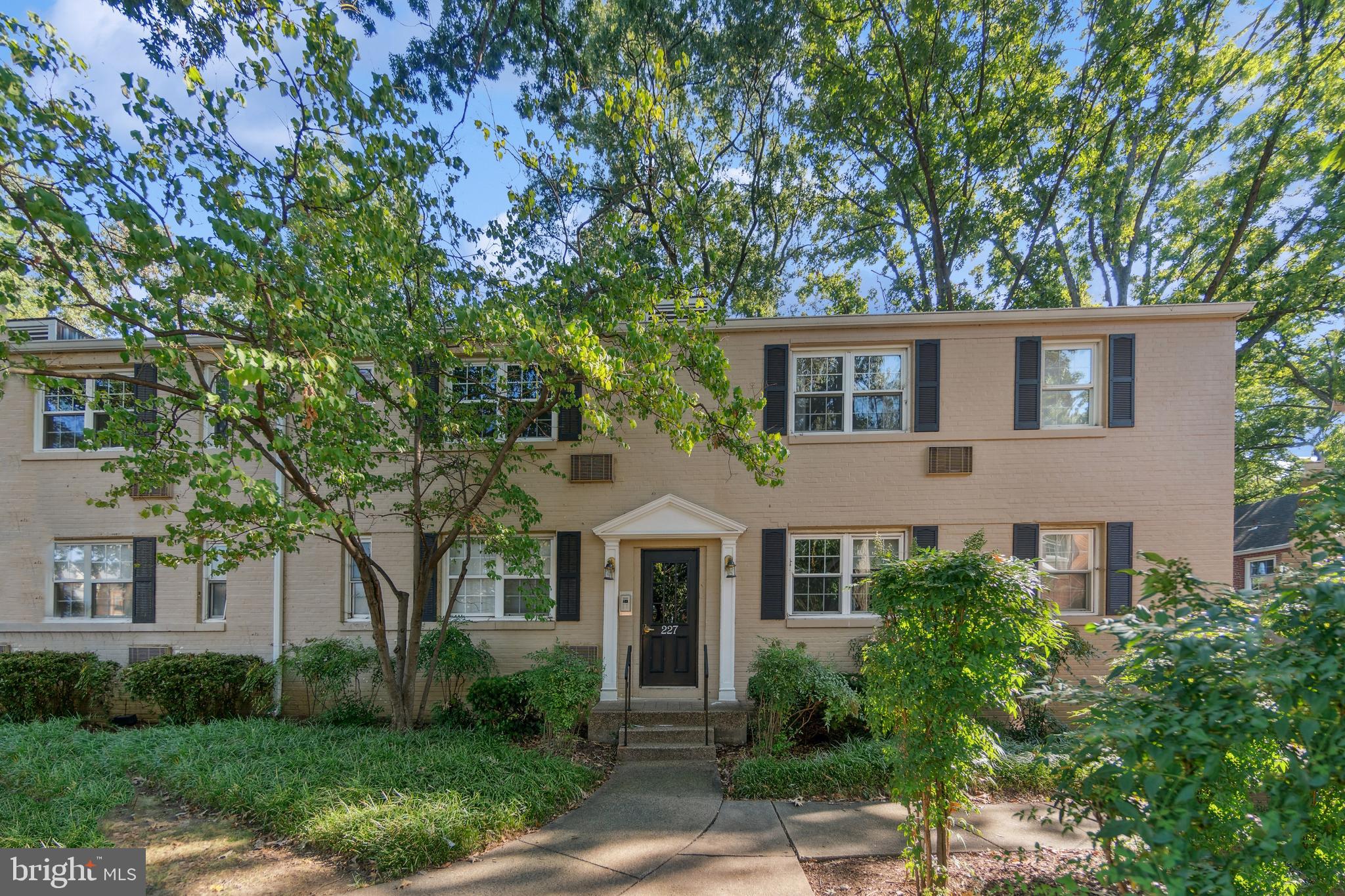 ARLINGTON OAKS - Residential Lease