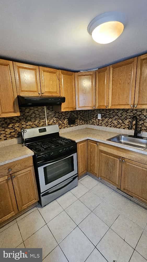 Newly renovated 2bedroom 1 bathroom home with a huge backyard. Welcome to 1929 E Lippincott St, this home has washer and dryer in basement, central heat, and a big backyard.
Requirements: First month, Last month and 1 month refundable security deposit.
Water is a flat $50/month. Electric and Gas must be registered under your name upon move in.
Paystubs, and landlord references are a must.