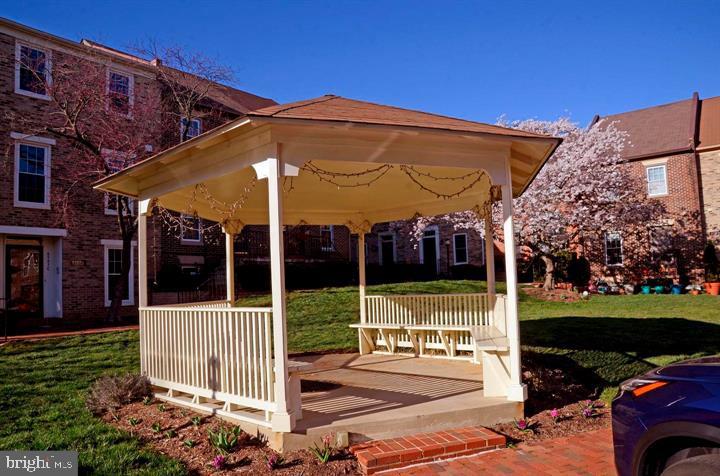 LAUREL MEWS - Residential Lease