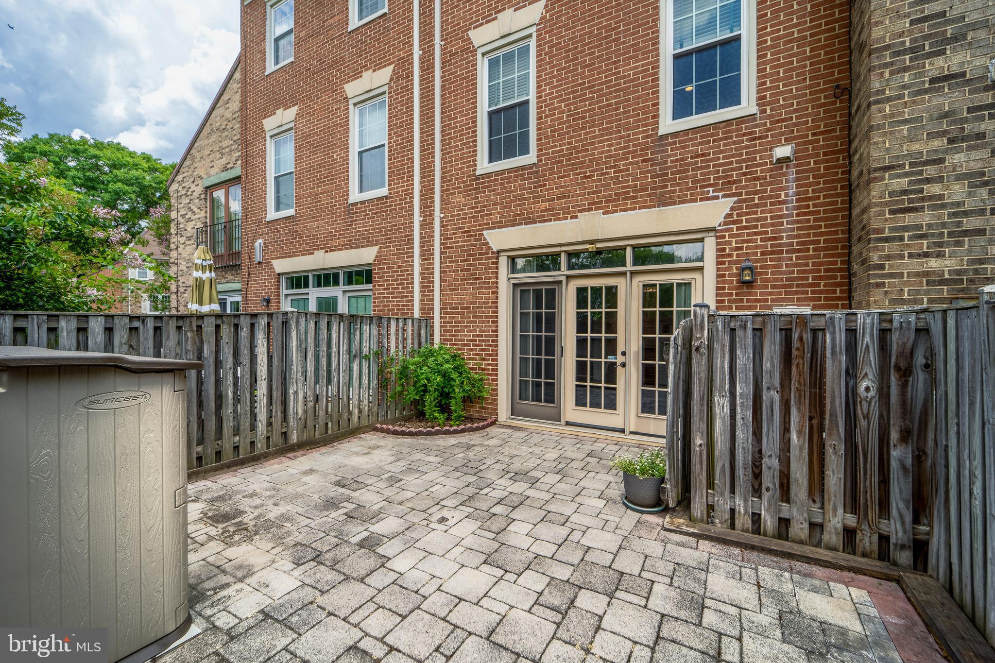 LAUREL MEWS - Residential Lease