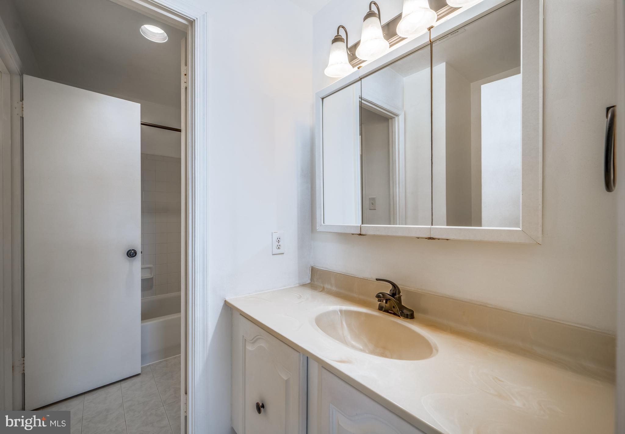 LAUREL MEWS - Residential Lease