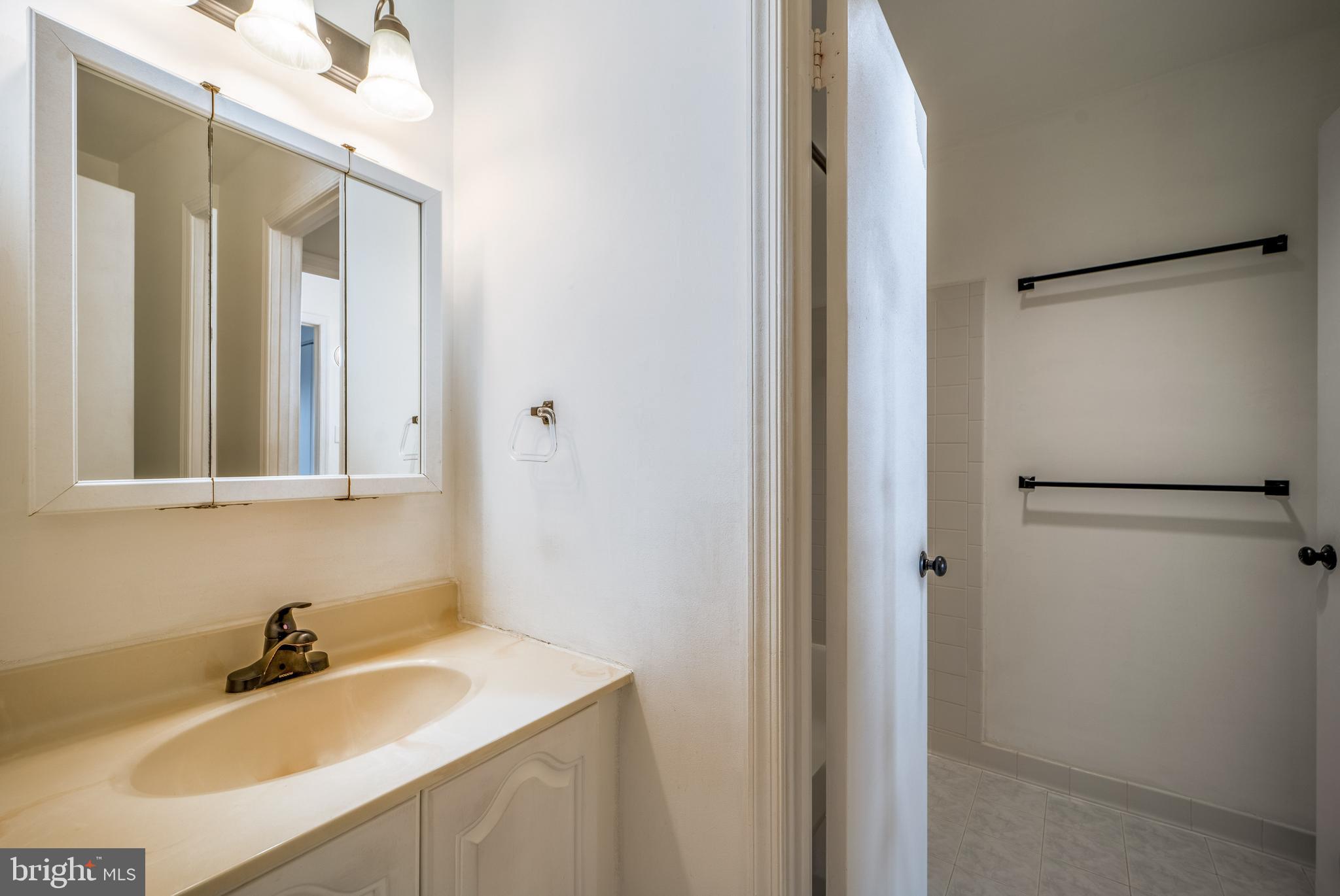 LAUREL MEWS - Residential Lease