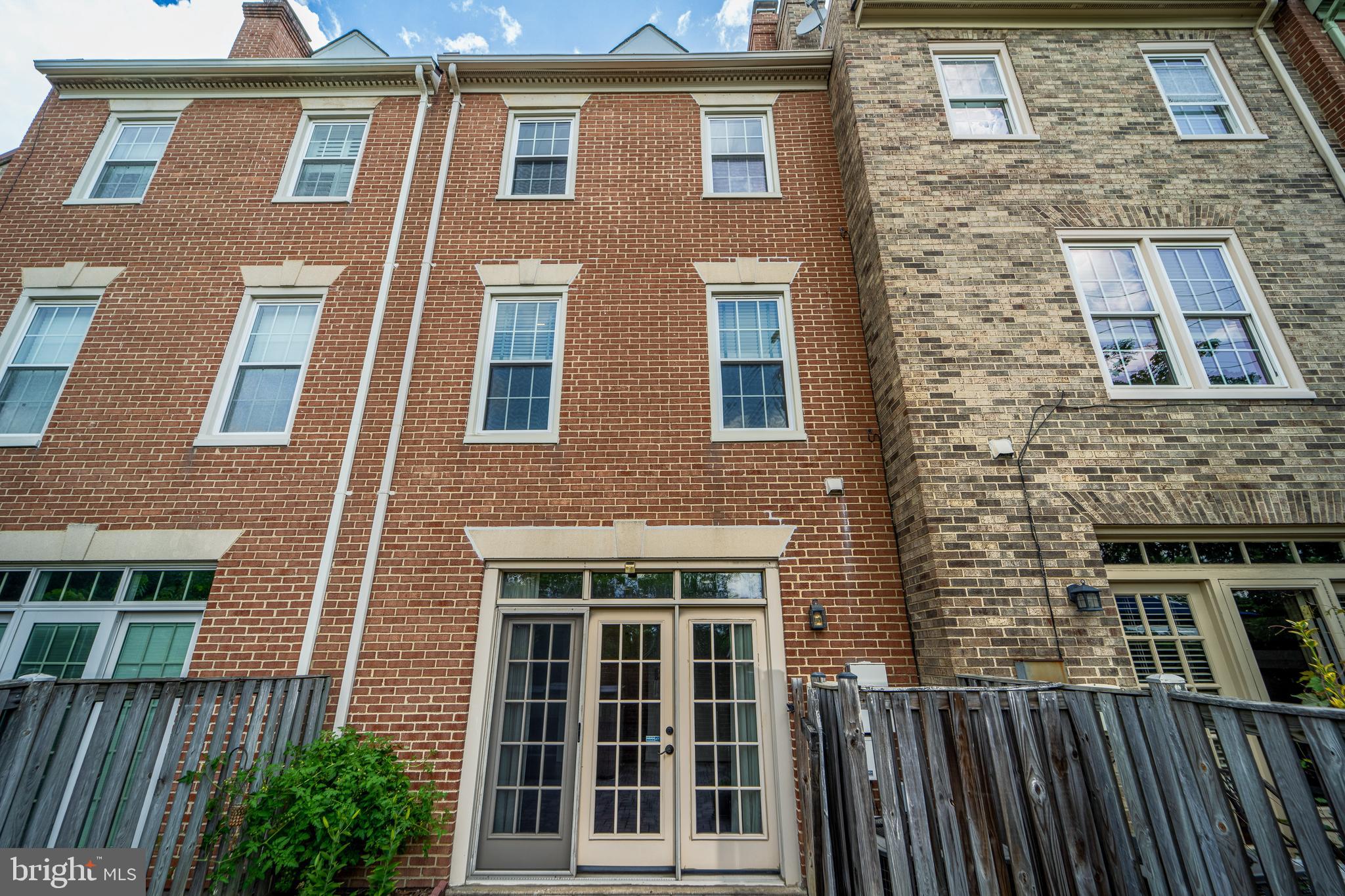 LAUREL MEWS - Residential Lease